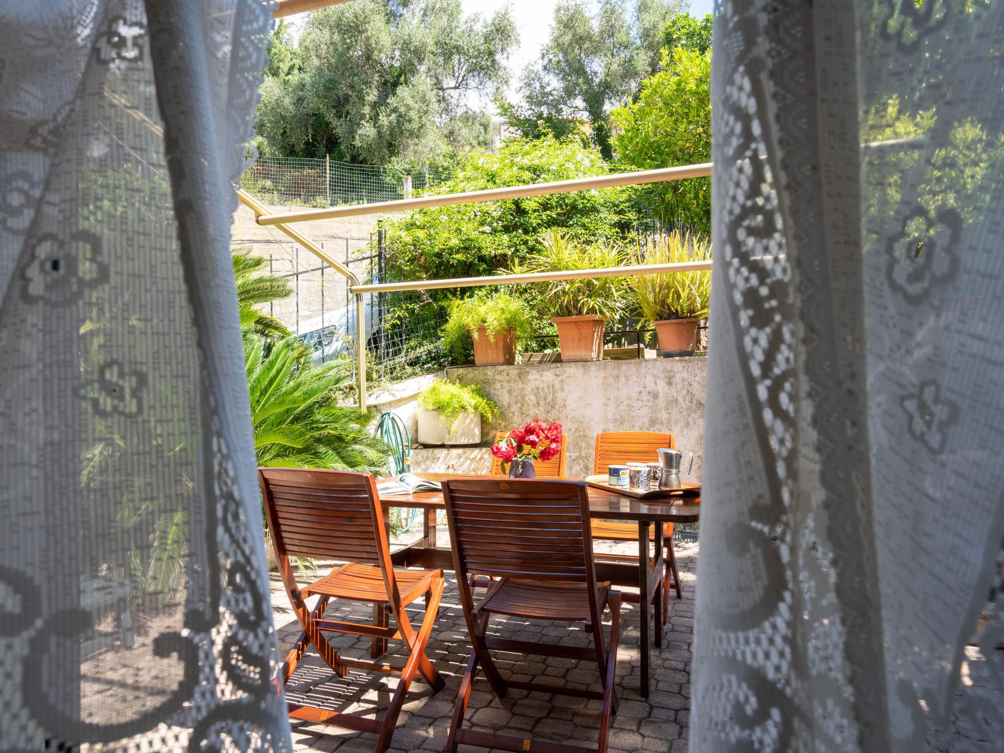 Photo 2 - Appartement de 2 chambres à Imperia avec jardin et terrasse