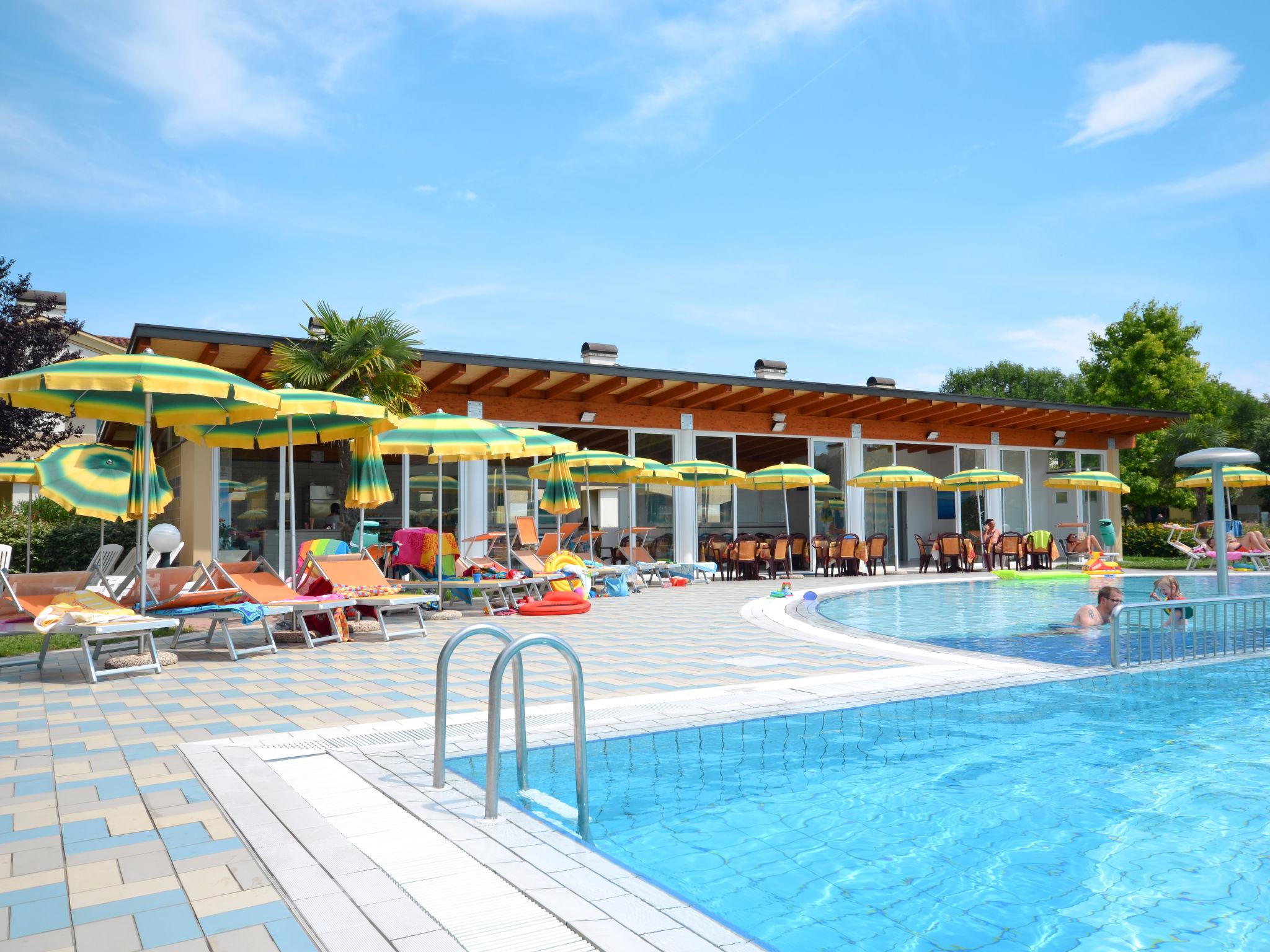 Photo 2 - Maison de 2 chambres à San Michele al Tagliamento avec piscine et jardin