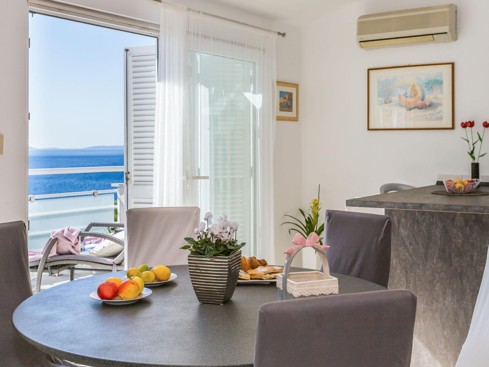 Foto 6 - Apartamento de 2 quartos em Okrug com piscina e vistas do mar