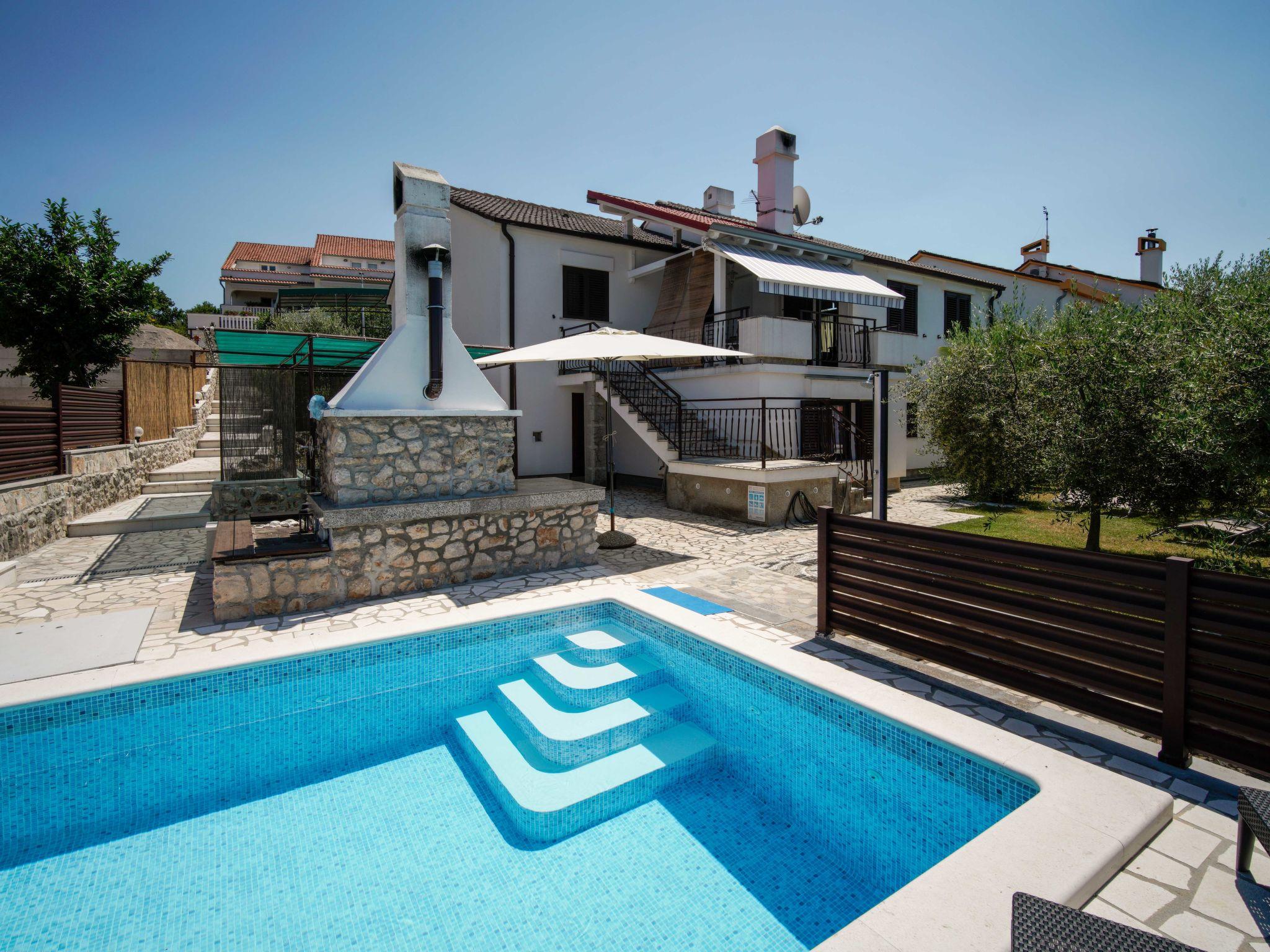 Foto 1 - Apartamento de 2 quartos em Omišalj com piscina privada e vistas do mar