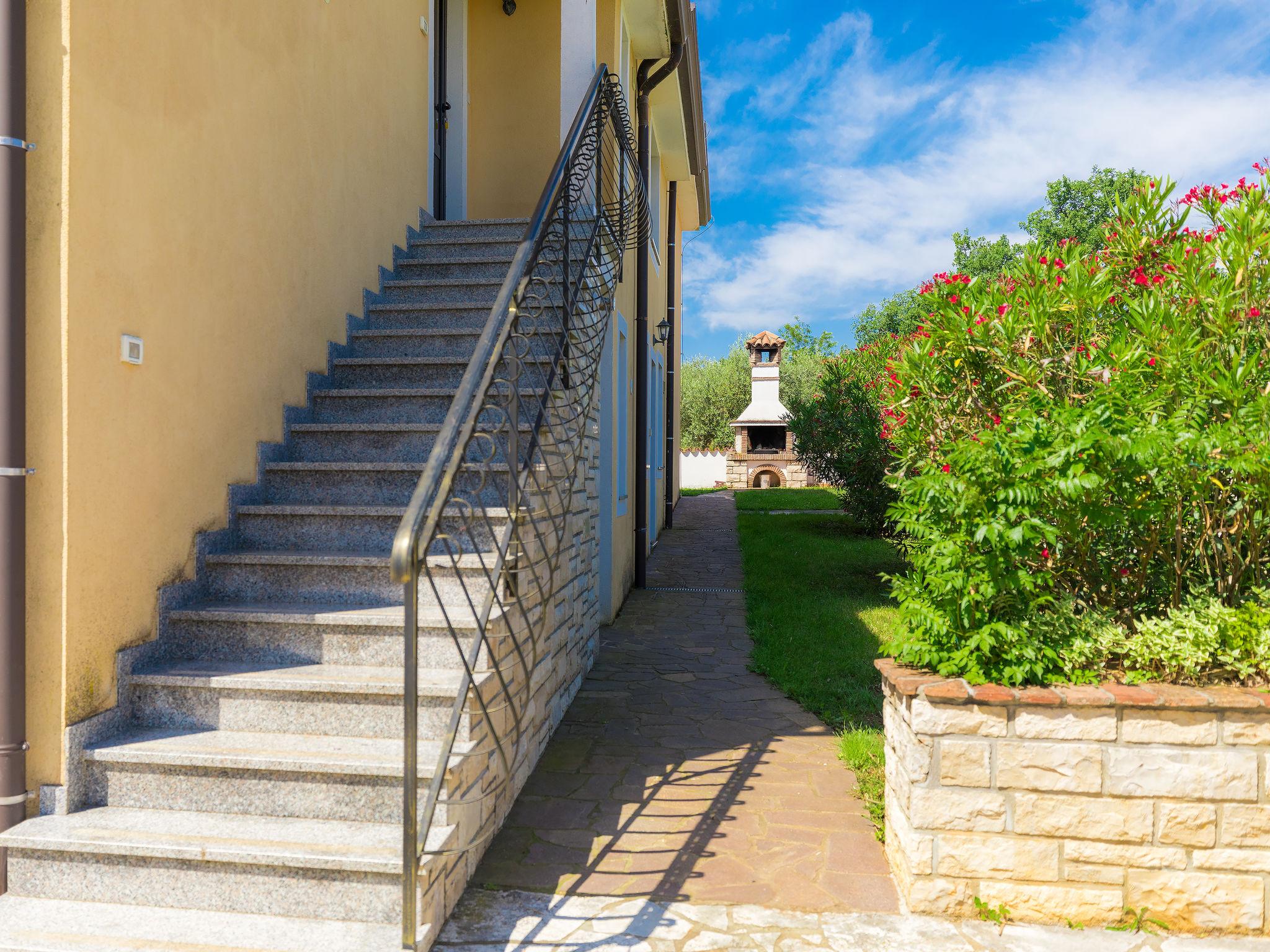 Foto 10 - Appartamento con 1 camera da letto a Umag con piscina e vista mare