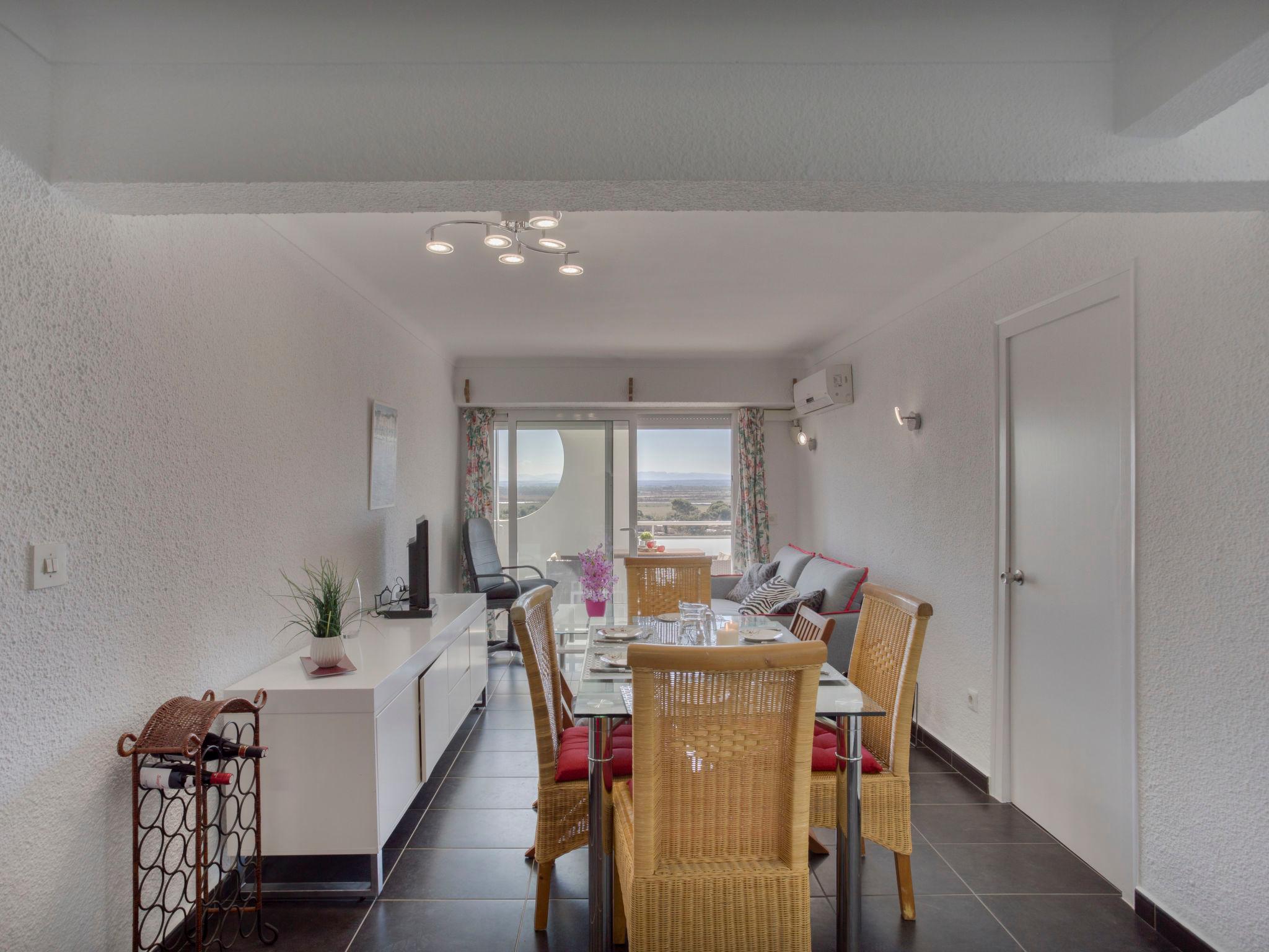 Photo 3 - Appartement de 2 chambres à Castelló d'Empúries avec jardin et vues à la mer