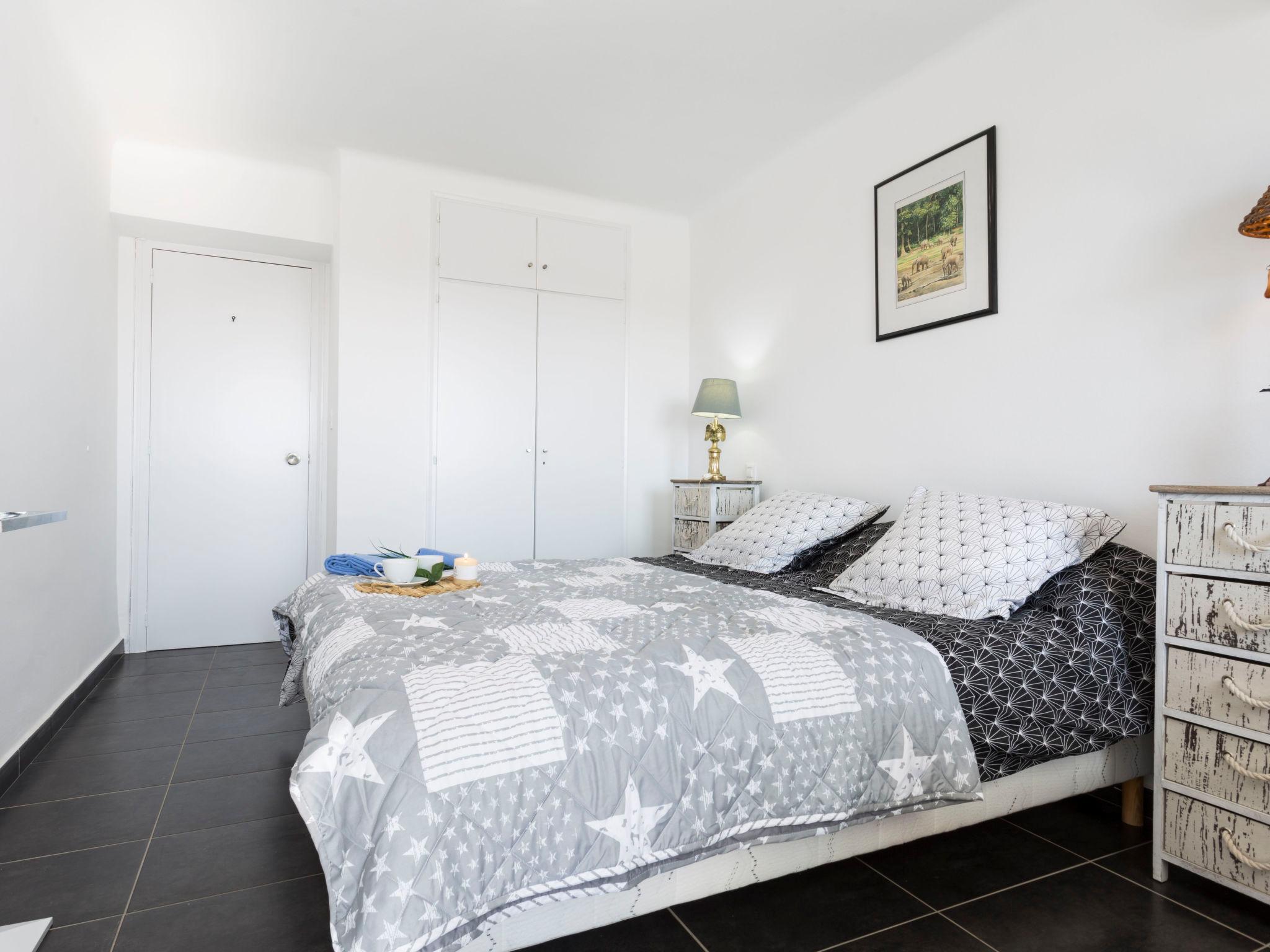 Foto 9 - Appartamento con 2 camere da letto a Castelló d'Empúries con giardino e vista mare