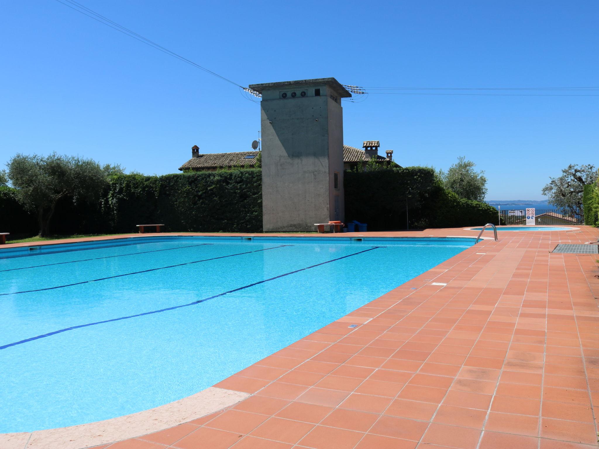 Foto 3 - Apartamento de 2 habitaciones en Bardolino con piscina y vistas a la montaña