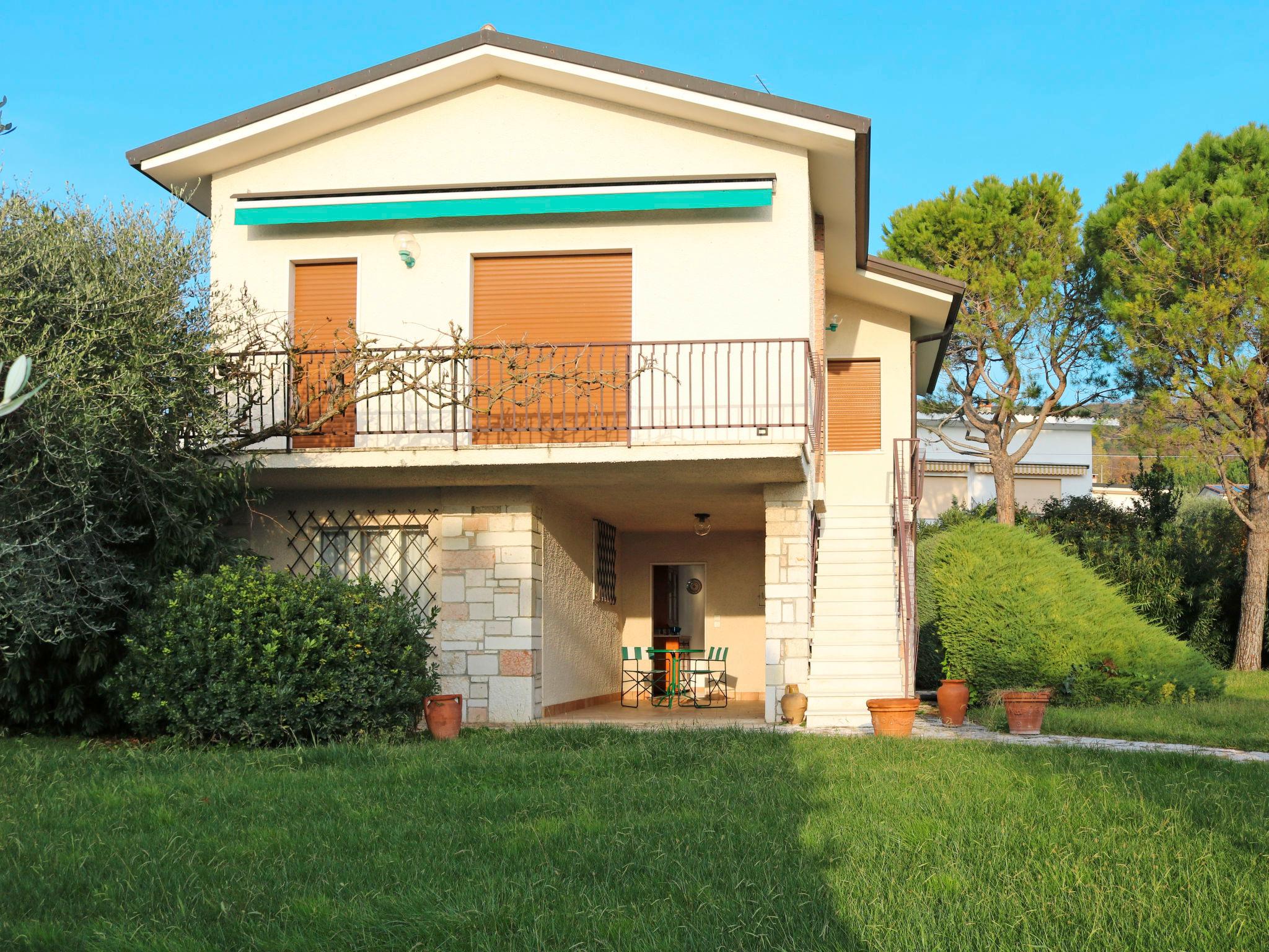 Foto 17 - Apartamento de 2 habitaciones en Bardolino con piscina y vistas a la montaña