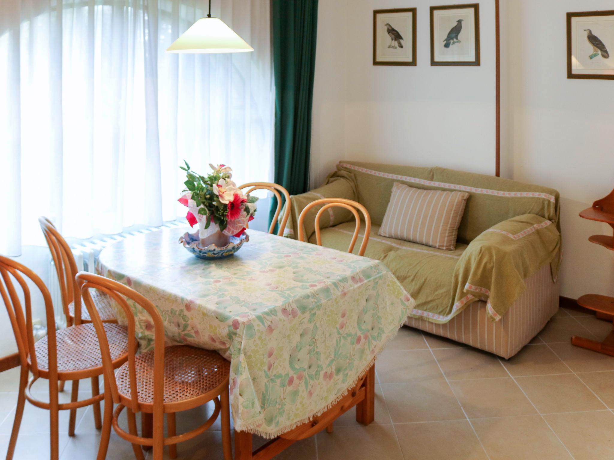 Photo 6 - 2 bedroom Apartment in Bardolino with swimming pool and garden