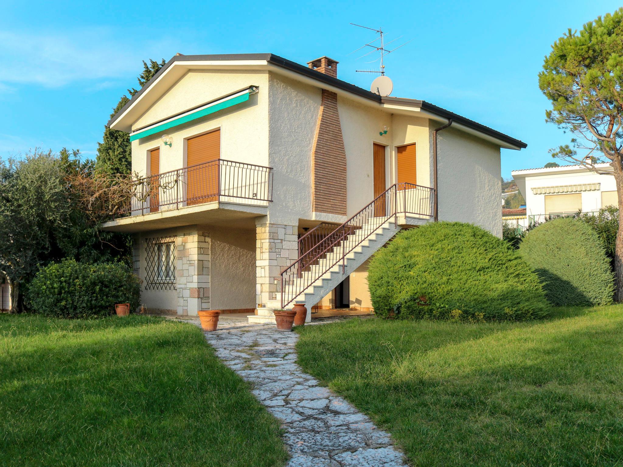 Foto 1 - Apartamento de 2 quartos em Bardolino com piscina e vista para a montanha