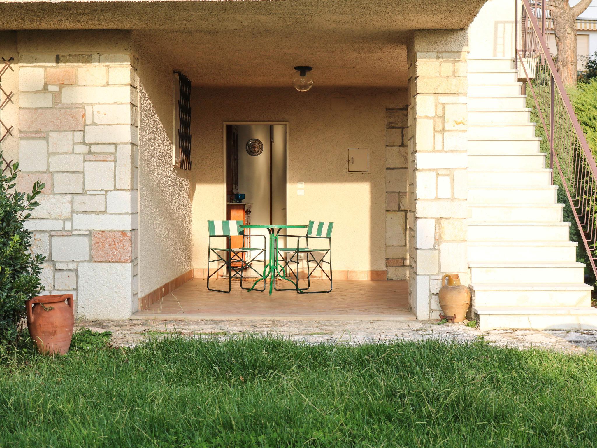 Foto 2 - Apartamento de 2 quartos em Bardolino com piscina e vista para a montanha