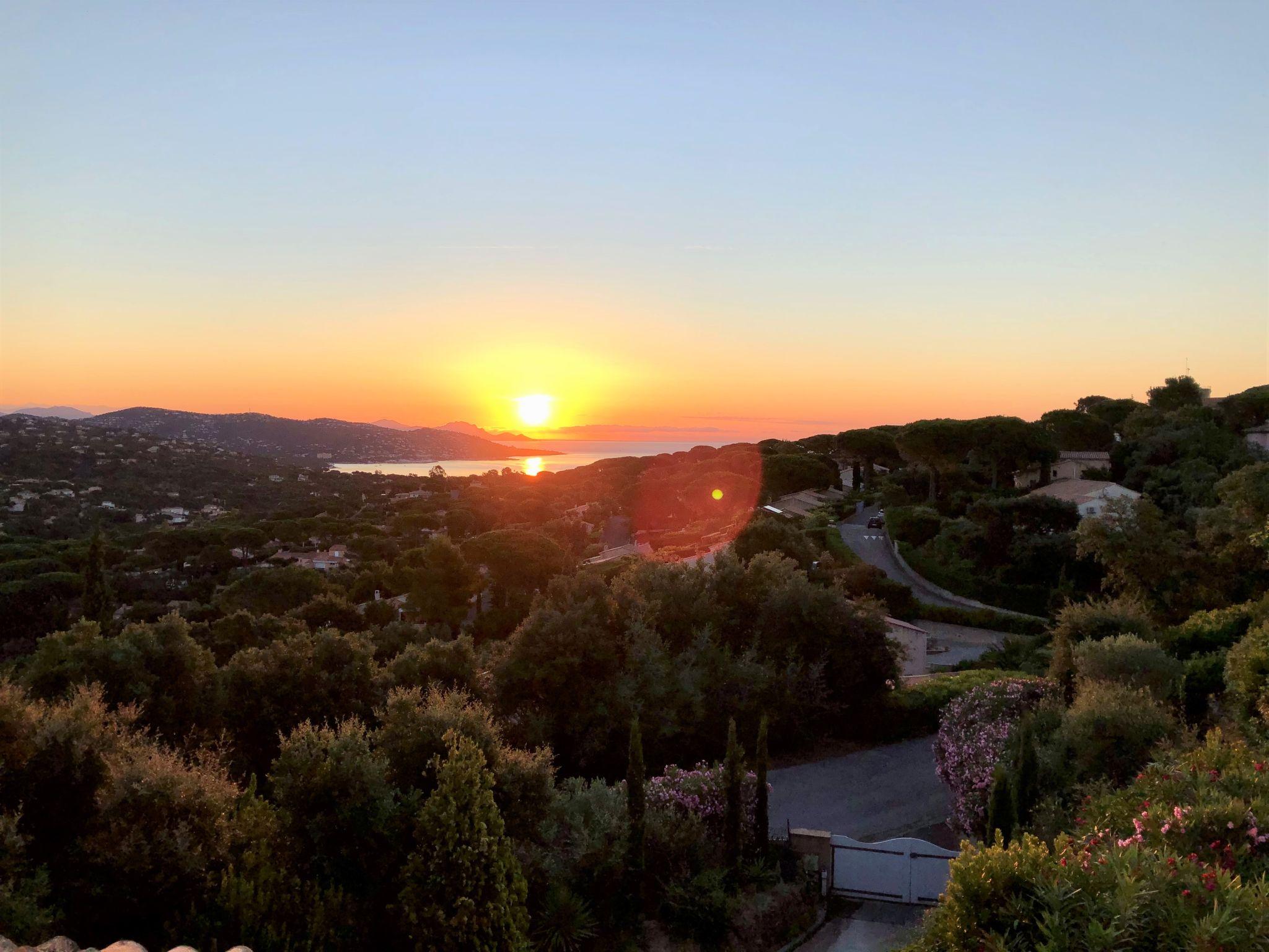 Foto 33 - Haus mit 4 Schlafzimmern in Sainte-Maxime mit privater pool und blick aufs meer