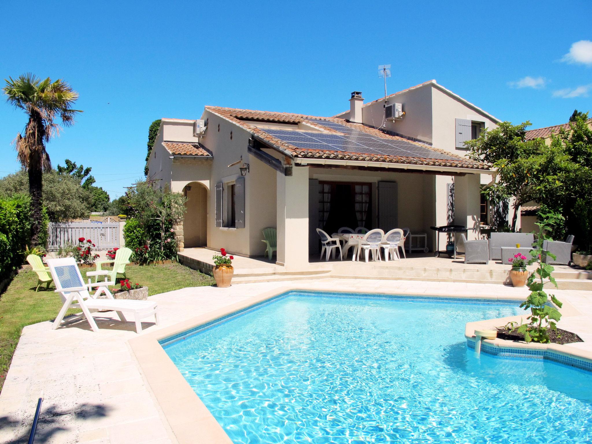 Foto 1 - Casa de 5 quartos em L'Isle-sur-la-Sorgue com piscina privada e jardim