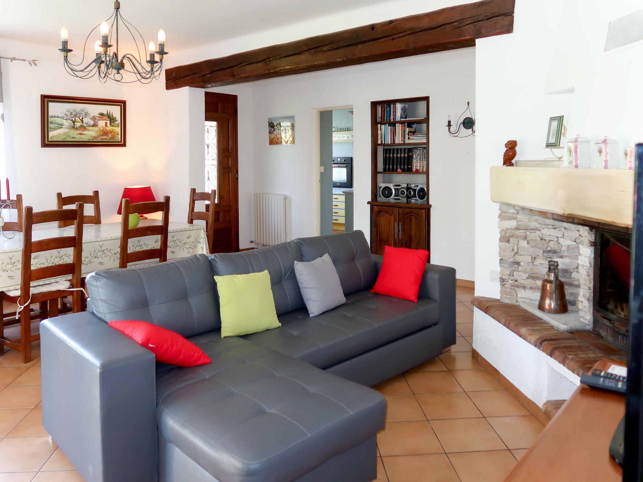 Photo 4 - 5 bedroom House in L'Isle-sur-la-Sorgue with private pool and garden