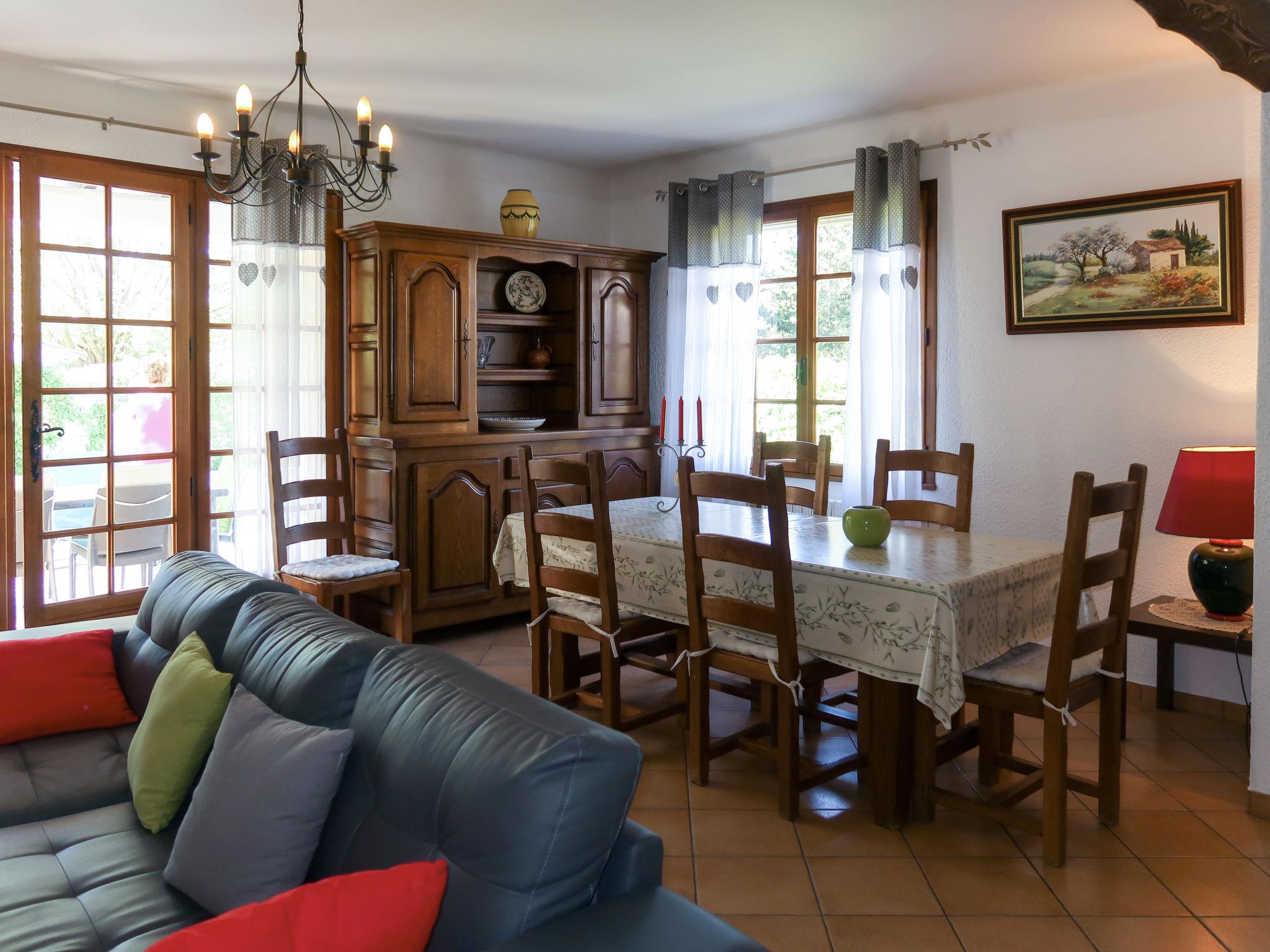 Photo 10 - 5 bedroom House in L'Isle-sur-la-Sorgue with private pool and garden