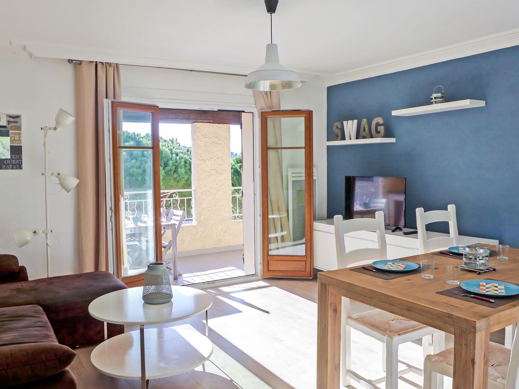 Photo 3 - 2 bedroom Apartment in Six-Fours-les-Plages with terrace and sea view