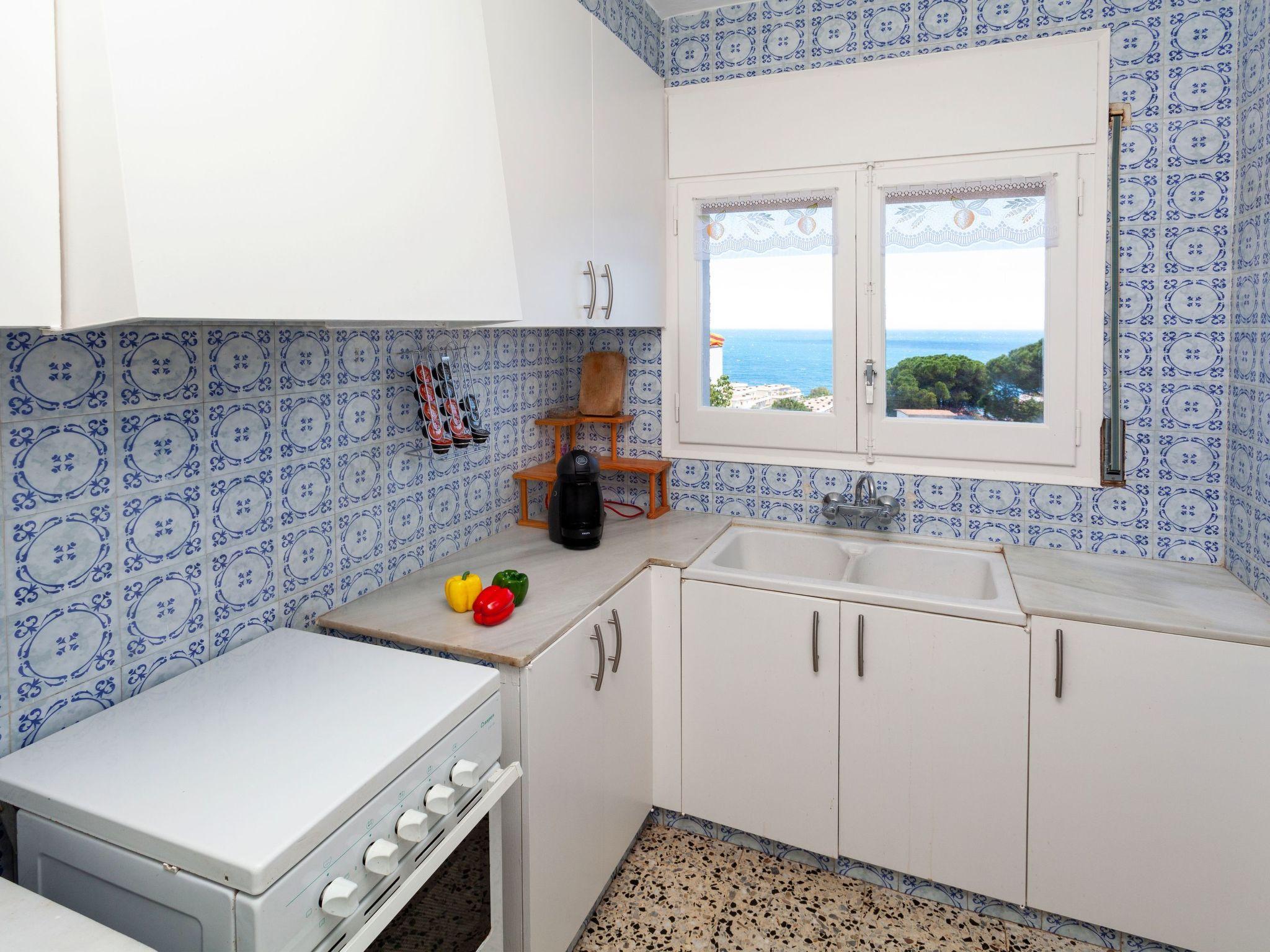 Photo 3 - 2 bedroom Apartment in Llançà with garden and sea view