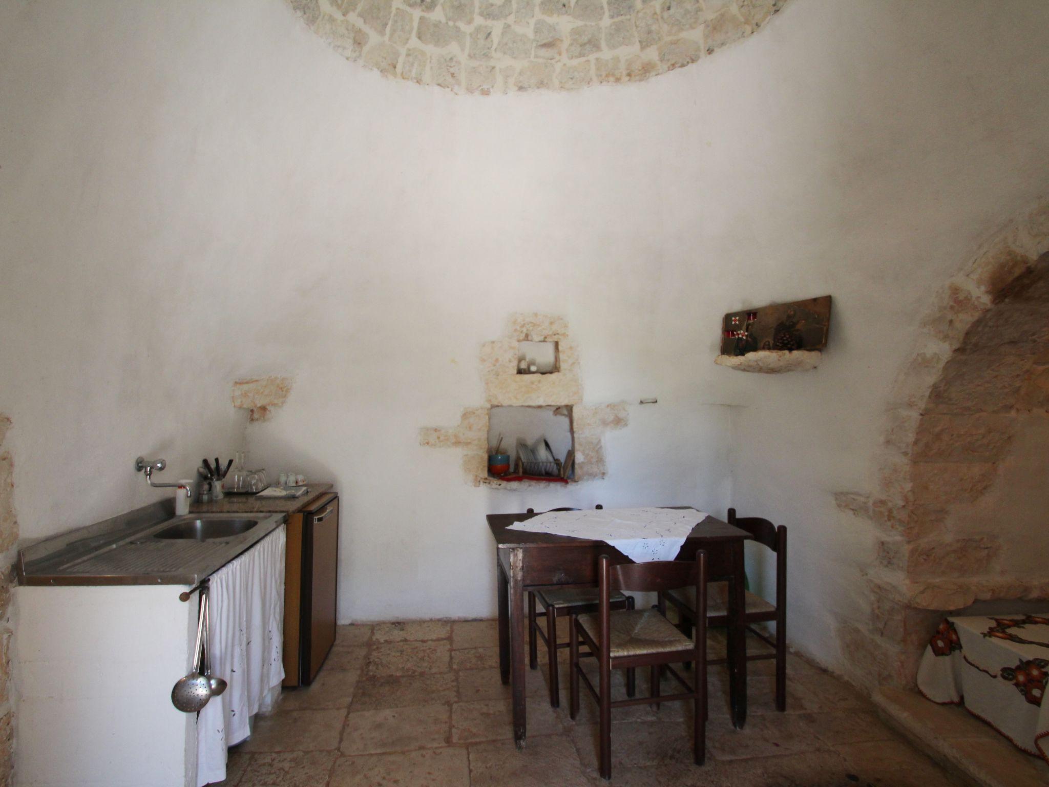 Photo 6 - Maison de 1 chambre à Ceglie Messapica avec jardin et vues à la mer