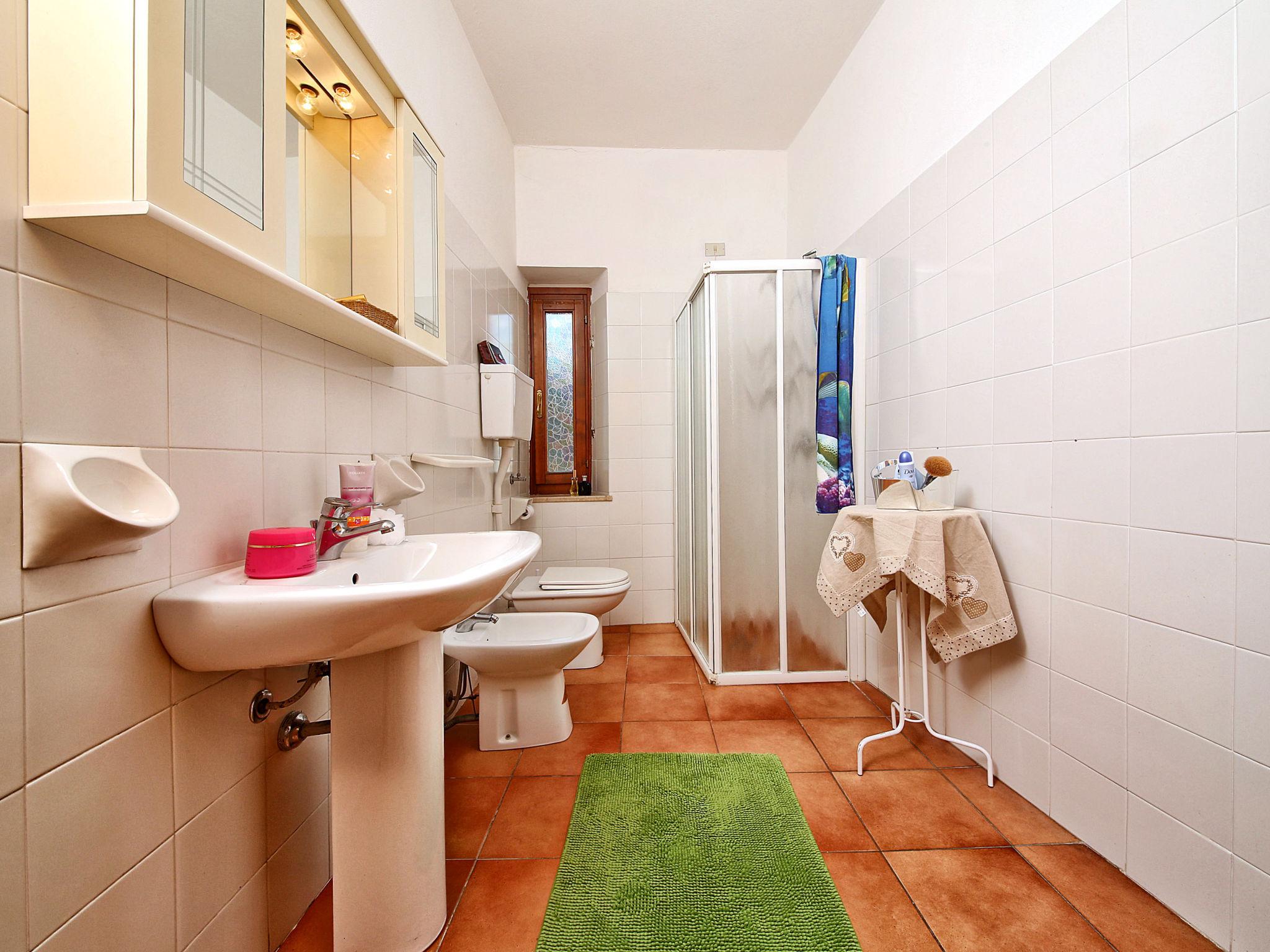 Photo 11 - 2 bedroom Apartment in Salò with swimming pool and garden