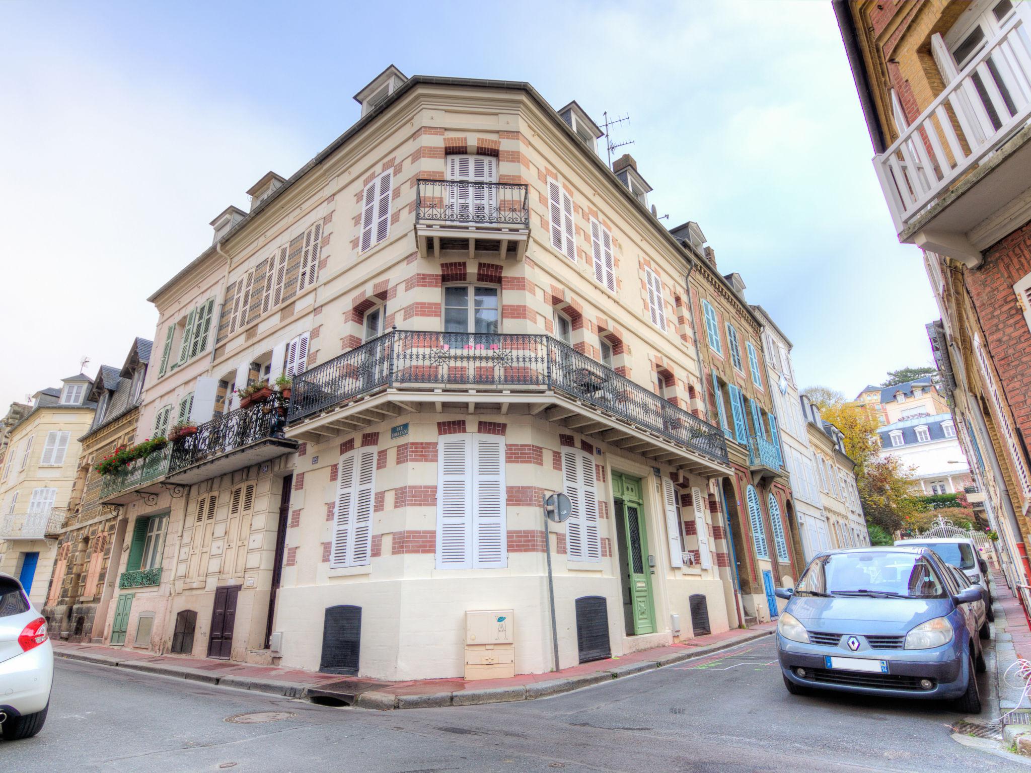 Foto 9 - Apartamento de 1 habitación en Trouville-sur-Mer con vistas al mar