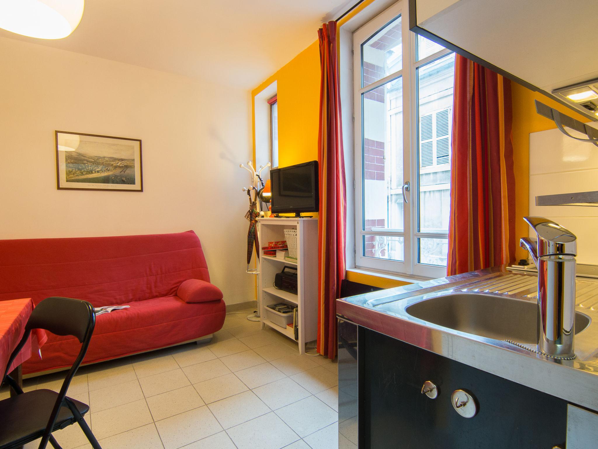 Foto 14 - Appartamento con 1 camera da letto a Trouville-sur-Mer con vista mare
