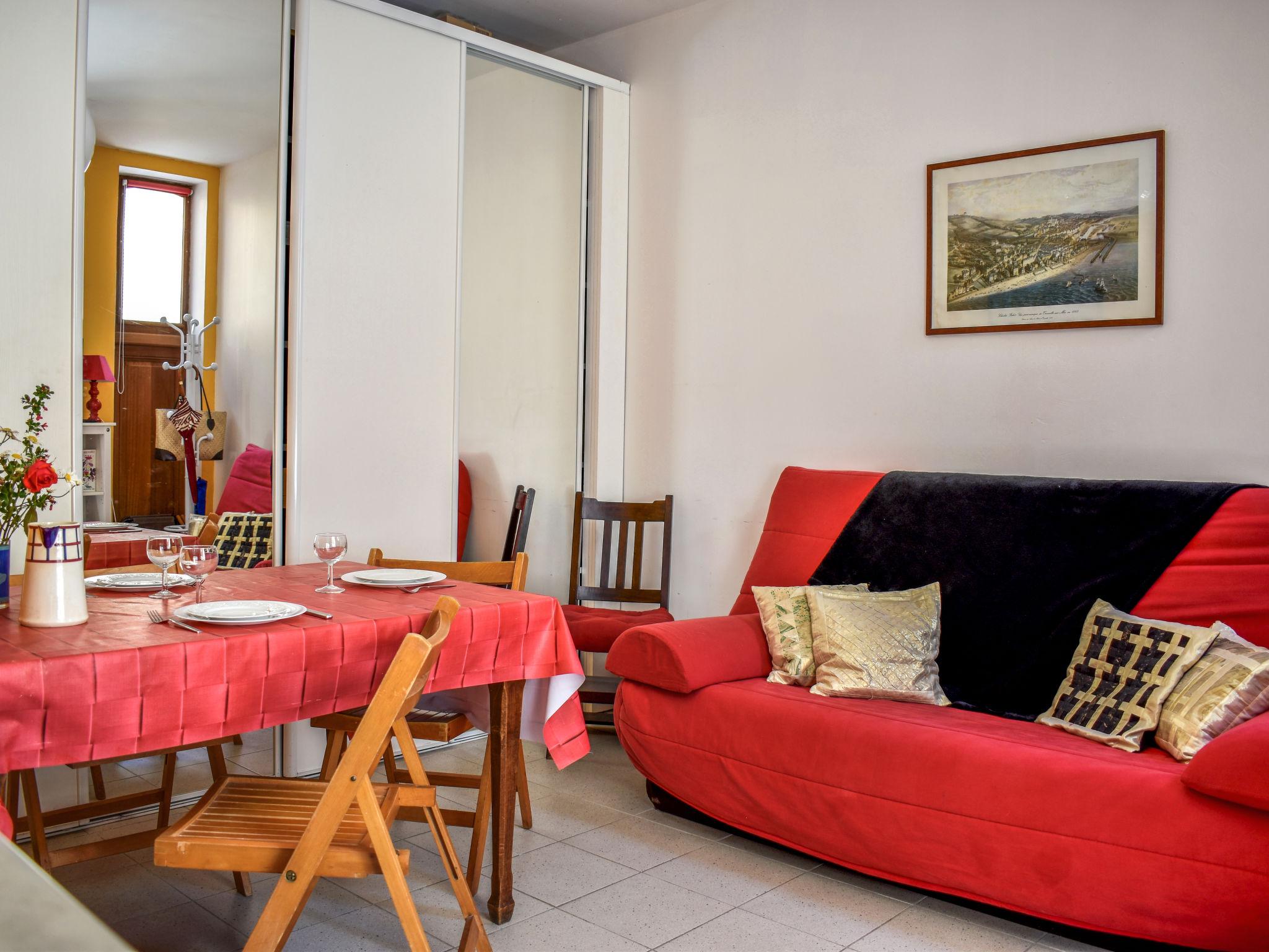 Foto 10 - Appartamento con 1 camera da letto a Trouville-sur-Mer con vista mare