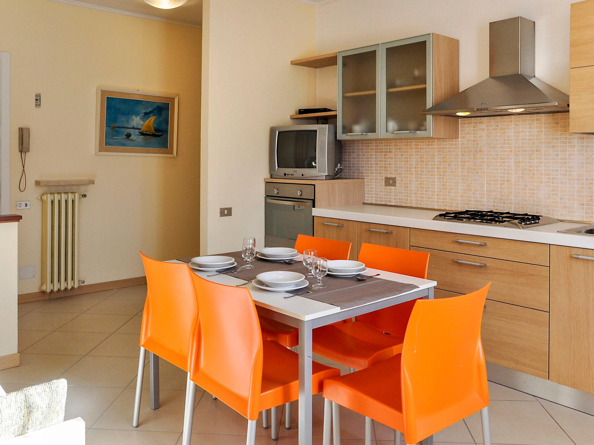 Photo 6 - 2 bedroom Apartment in Lazise with swimming pool and garden