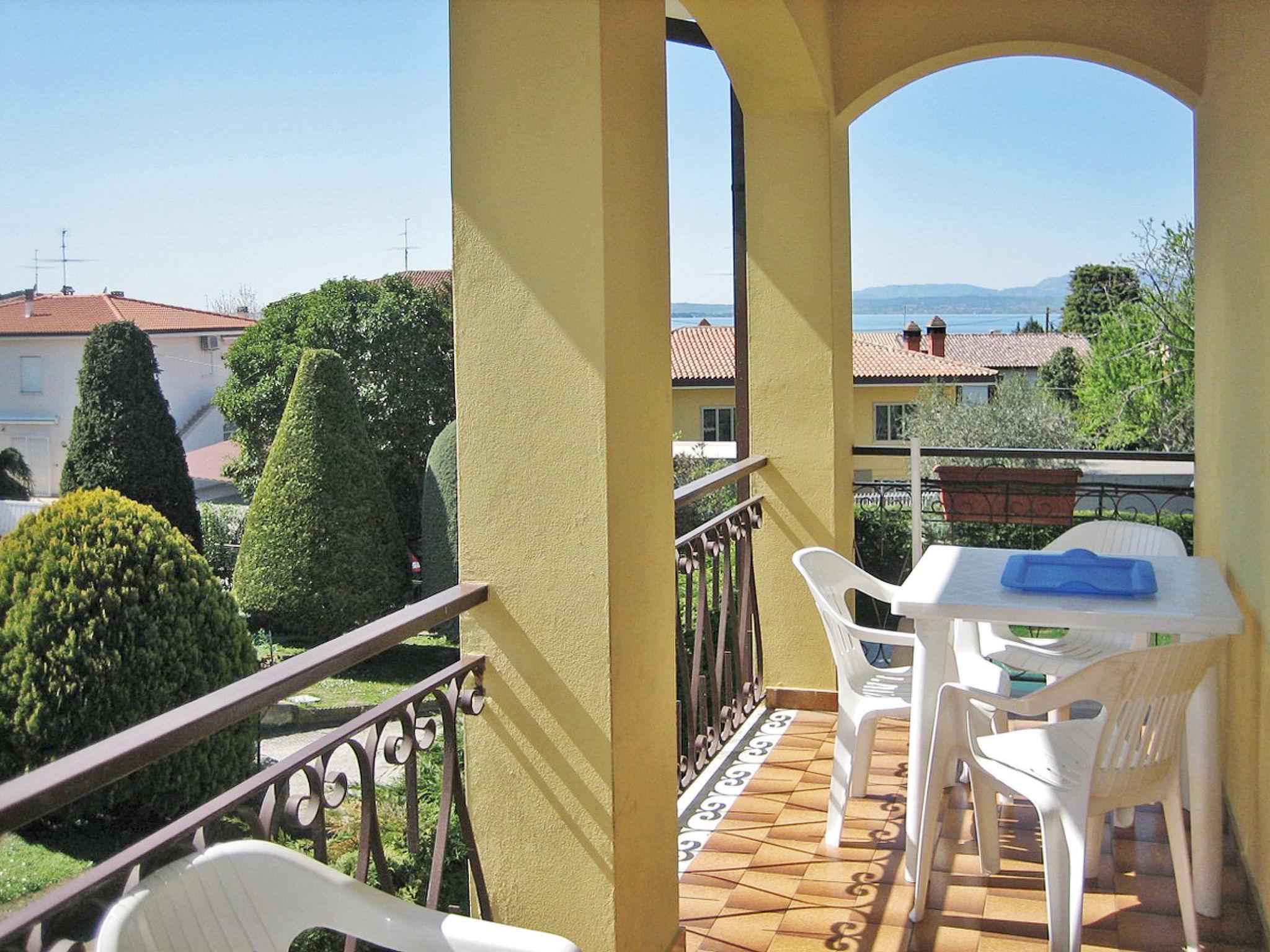 Foto 3 - Apartamento de 2 quartos em Lazise com piscina e vista para a montanha