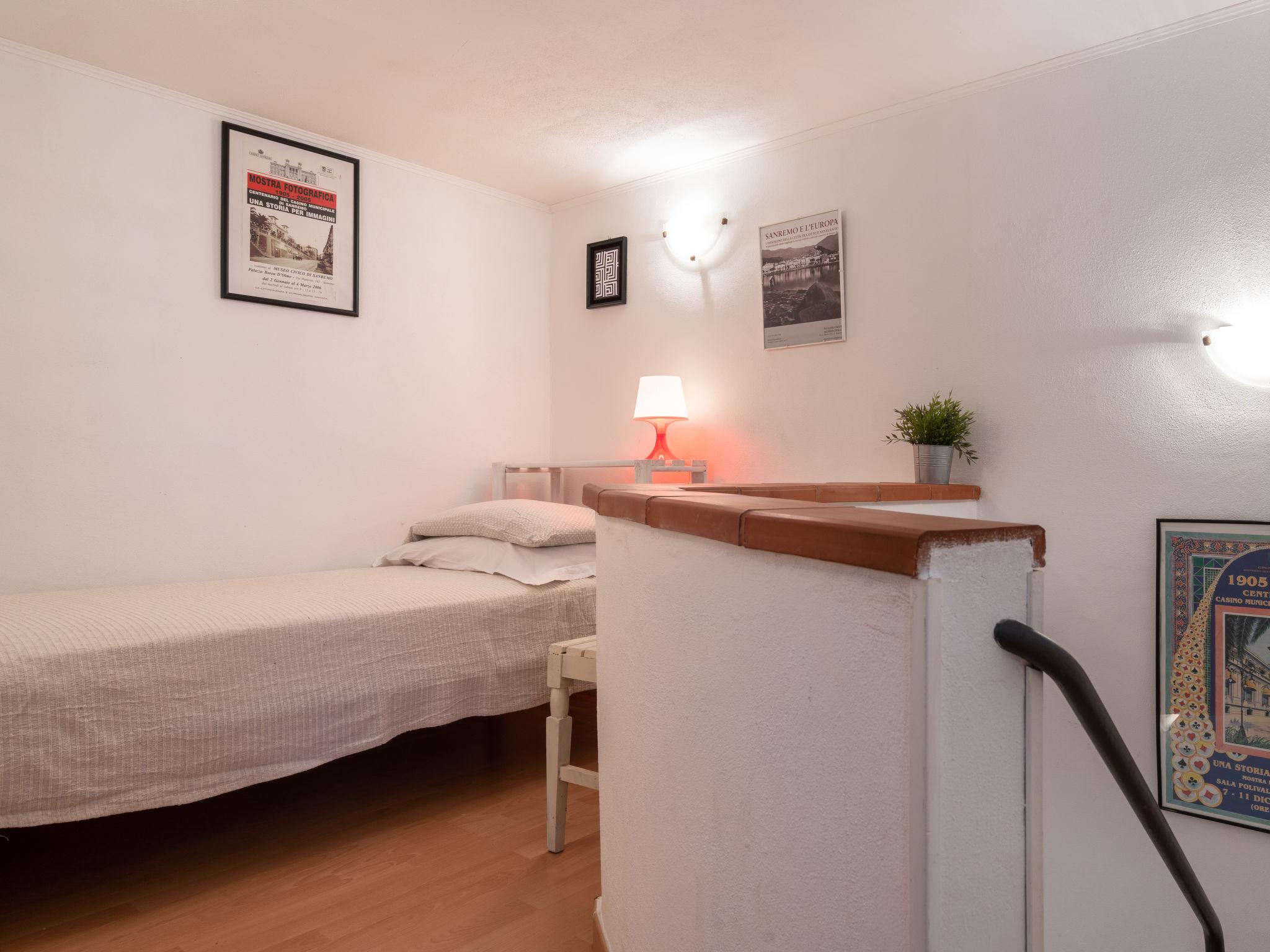 Foto 21 - Casa con 4 camere da letto a Sanremo con giardino e vista mare