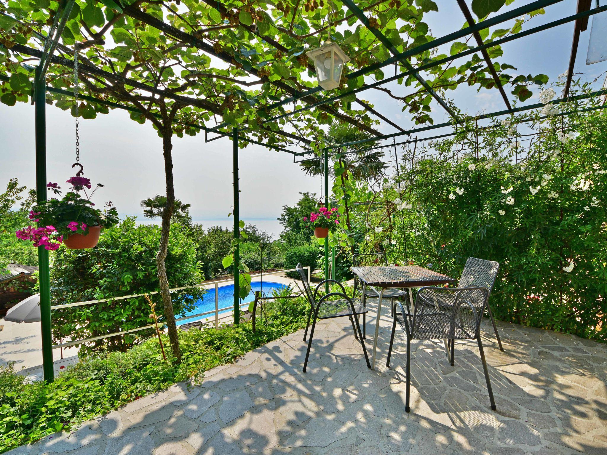 Foto 3 - Apartamento de 1 habitación en Lovran con piscina y jardín