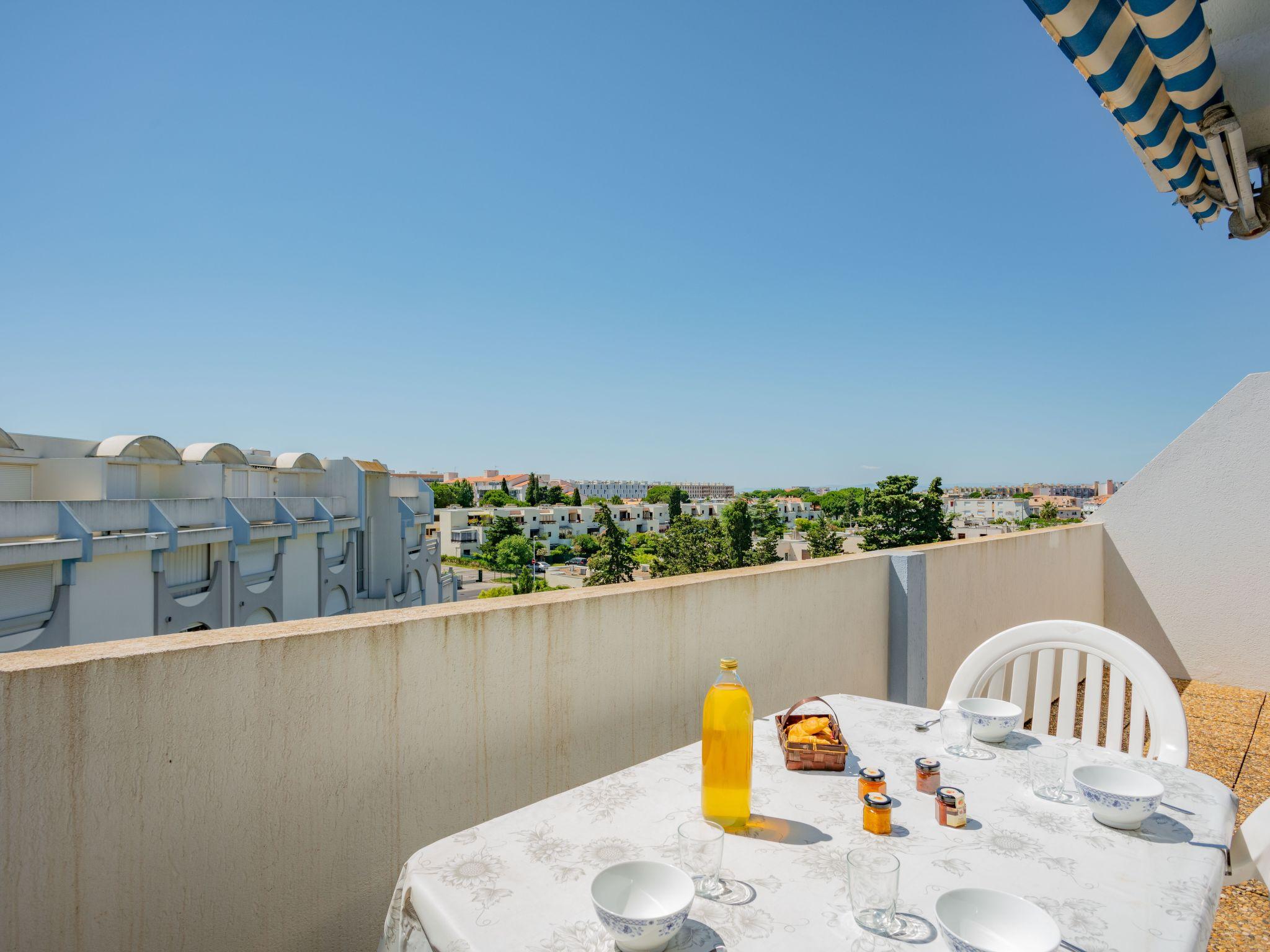 Foto 2 - Appartamento con 1 camera da letto a Le Grau-du-Roi con piscina e vista mare