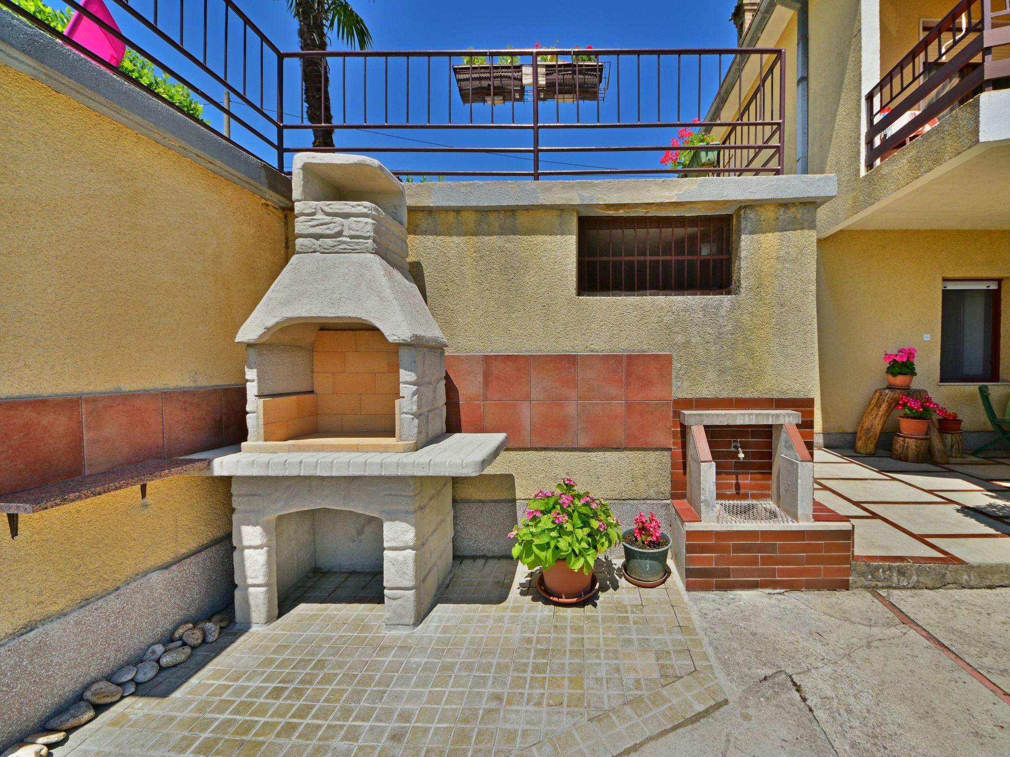 Foto 14 - Apartamento de 1 habitación en Opatija con jardín y vistas al mar
