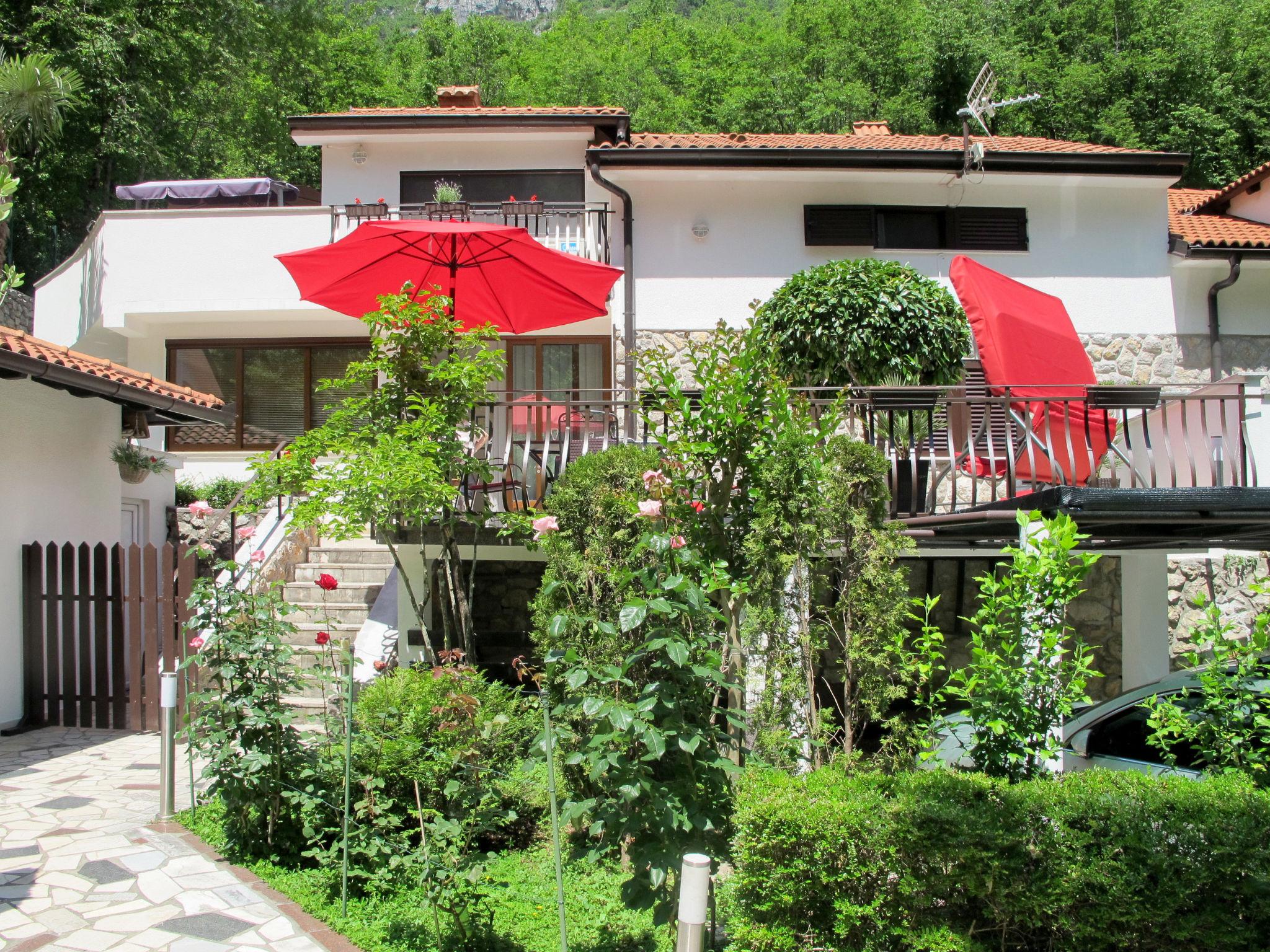 Foto 4 - Appartamento con 1 camera da letto a Lovran con piscina e vista mare