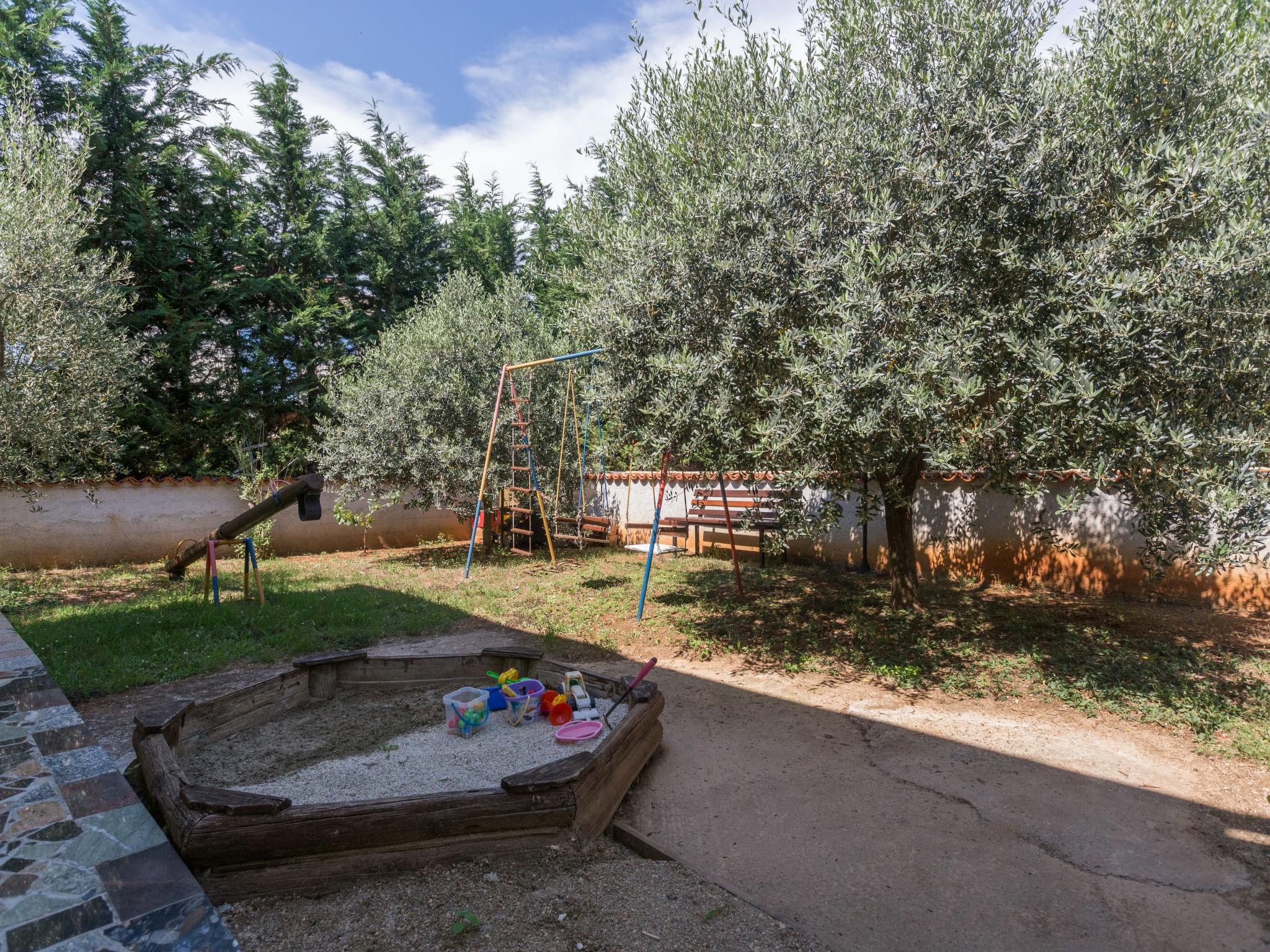 Foto 31 - Appartamento con 2 camere da letto a Poreč con piscina e vista mare