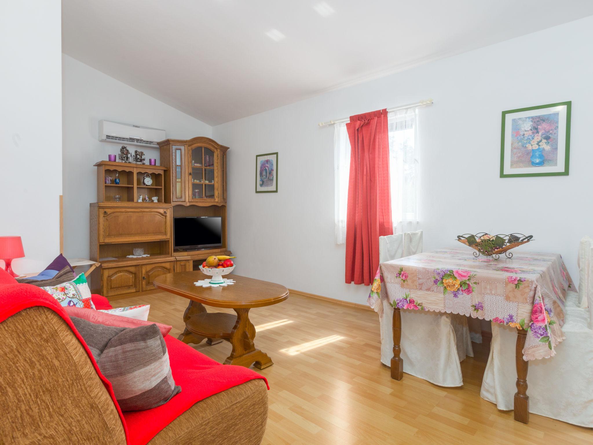 Foto 9 - Apartamento de 2 quartos em Poreč com piscina e jardim