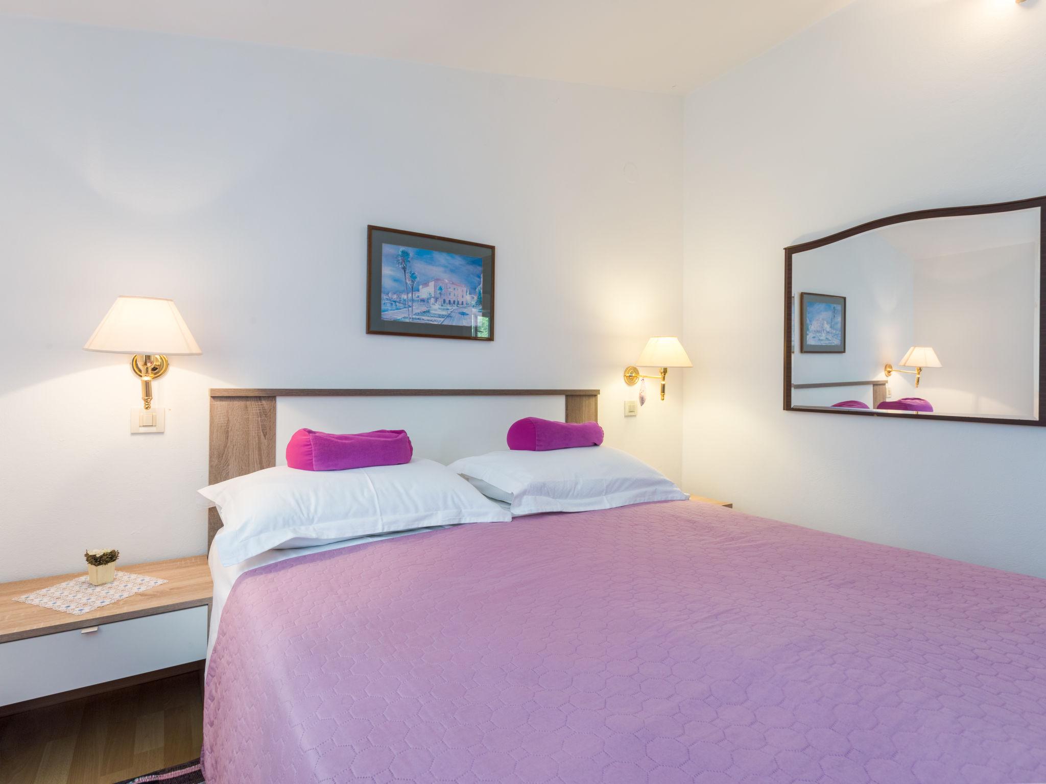 Foto 15 - Appartamento con 2 camere da letto a Poreč con piscina e vista mare