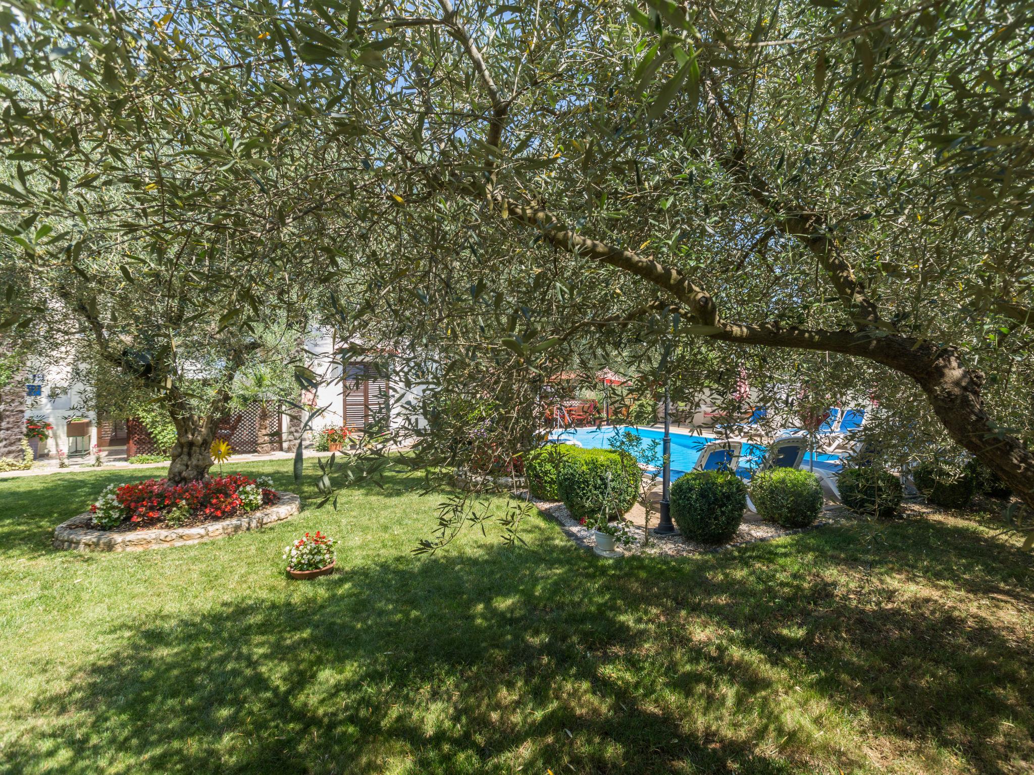 Photo 32 - 2 bedroom Apartment in Poreč with swimming pool and garden