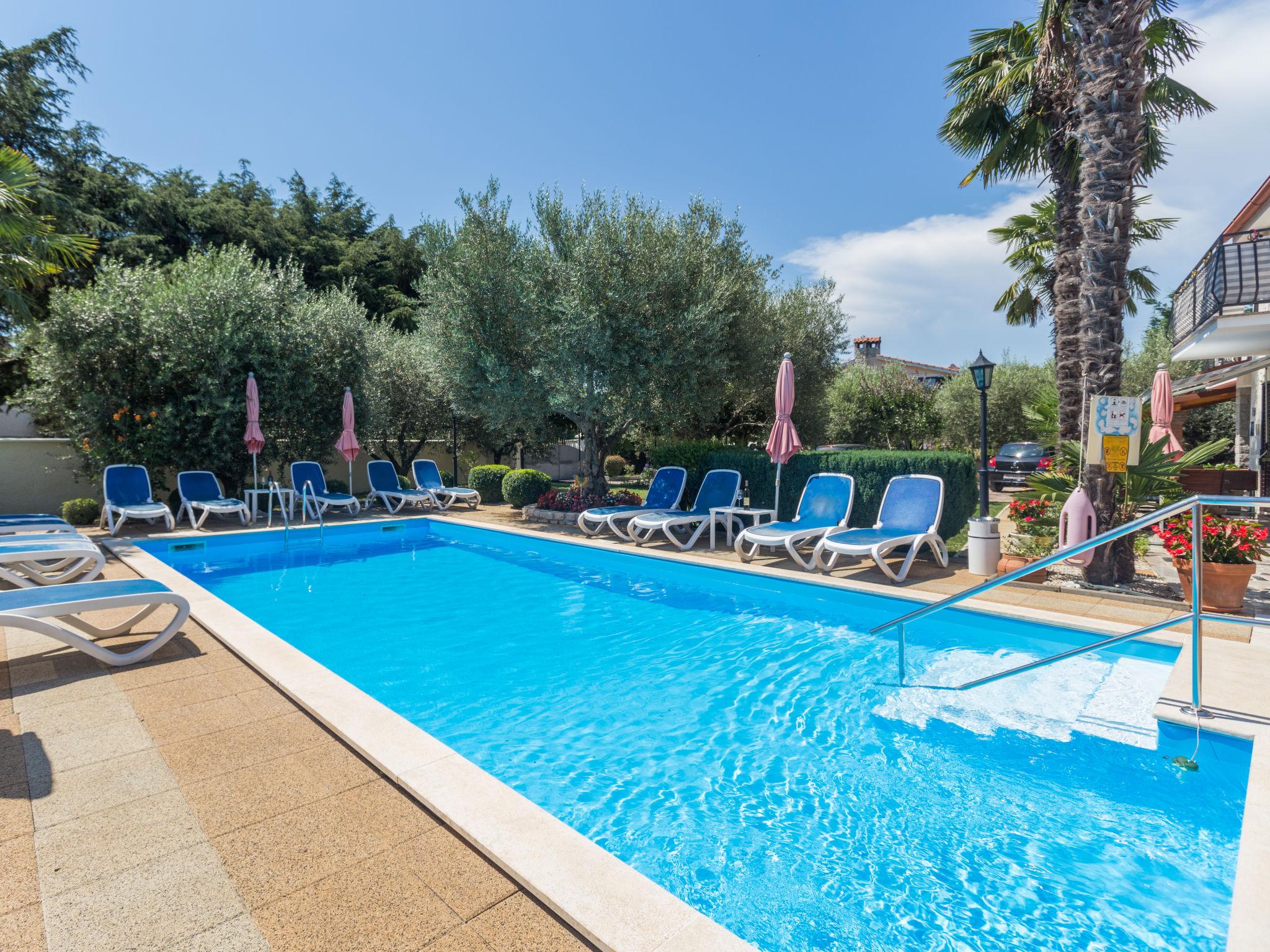 Photo 1 - Appartement de 2 chambres à Poreč avec piscine et jardin