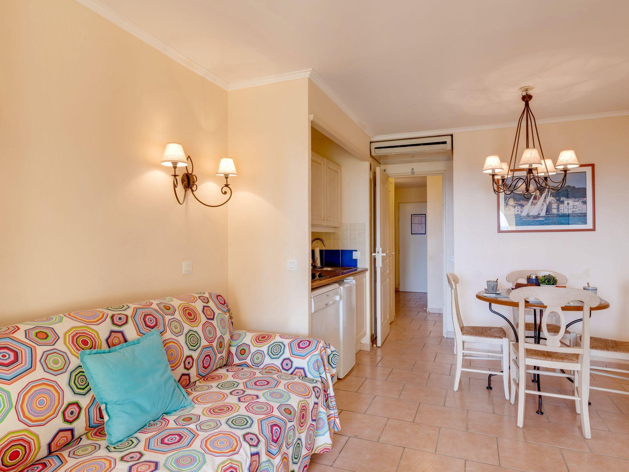 Foto 3 - Apartment mit 1 Schlafzimmer in Roquebrune-sur-Argens mit schwimmbad und blick aufs meer