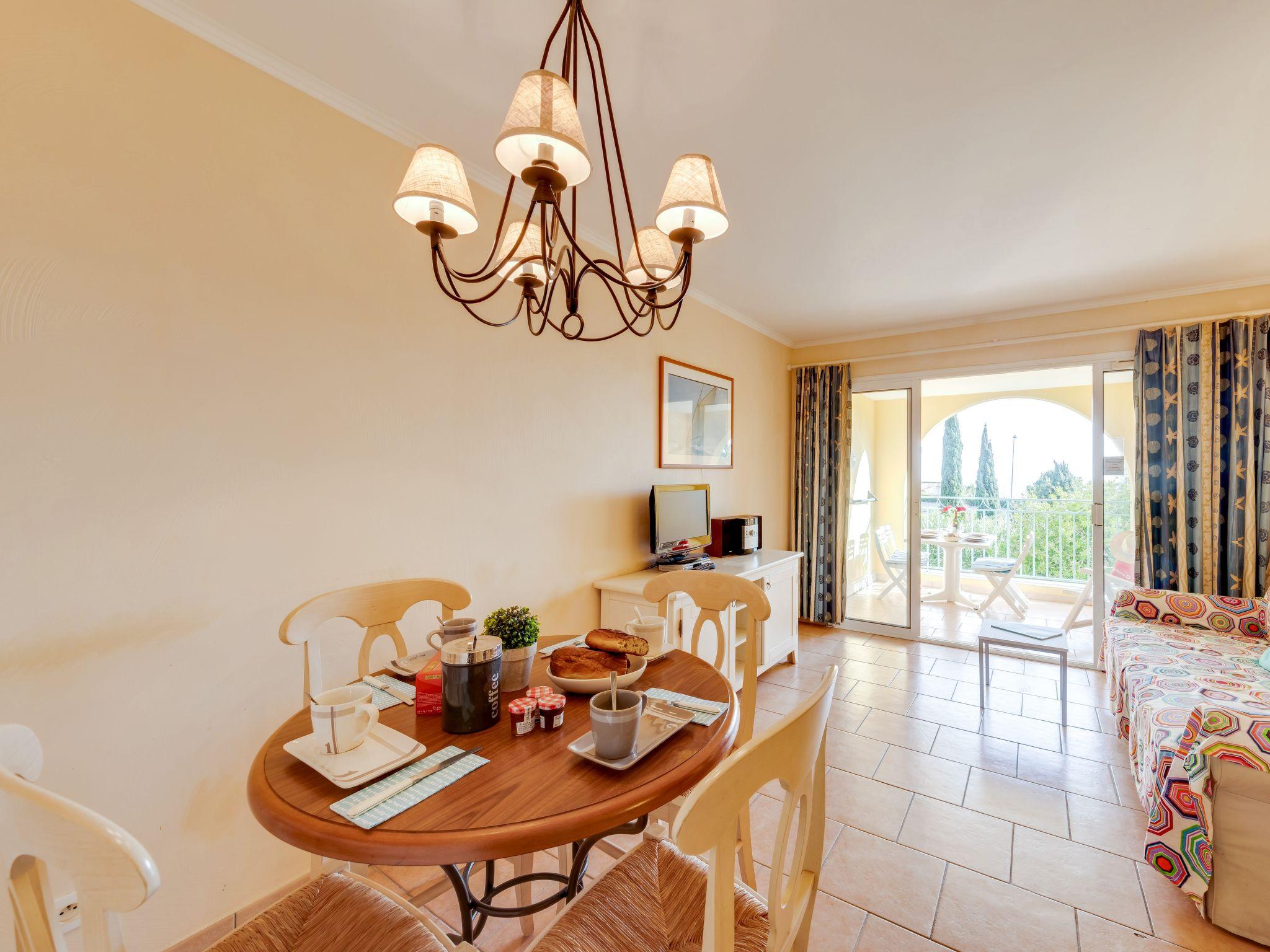 Photo 4 - 1 bedroom Apartment in Roquebrune-sur-Argens with swimming pool and sea view