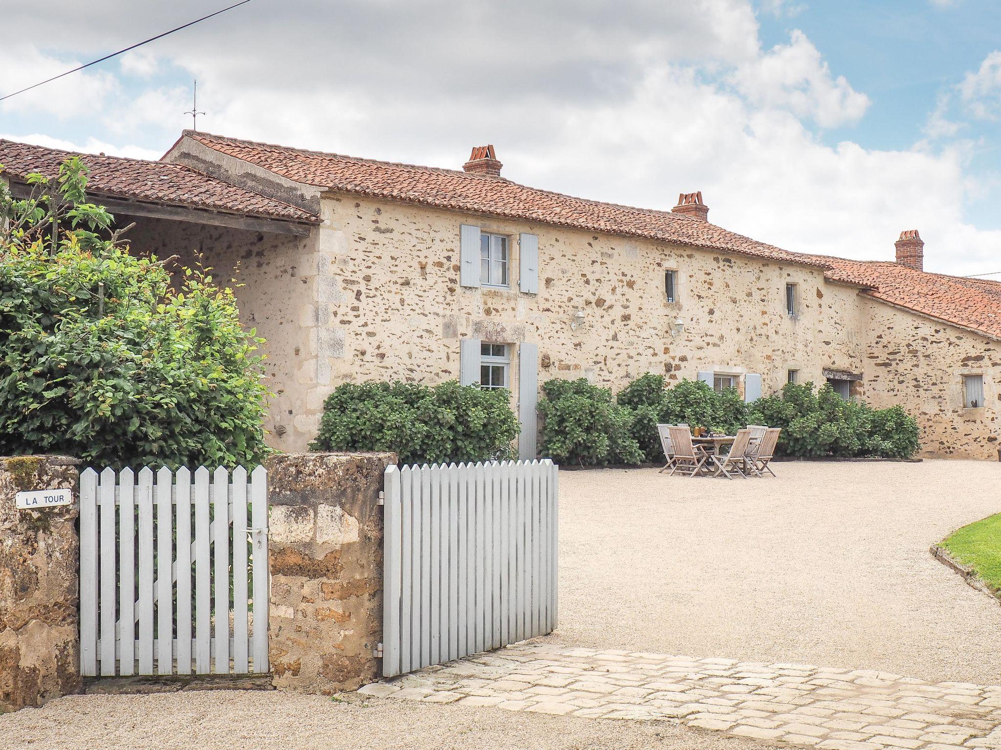 Foto 4 - Haus mit 3 Schlafzimmern in Saint-Laurent-de-la-Salle mit schwimmbad und garten