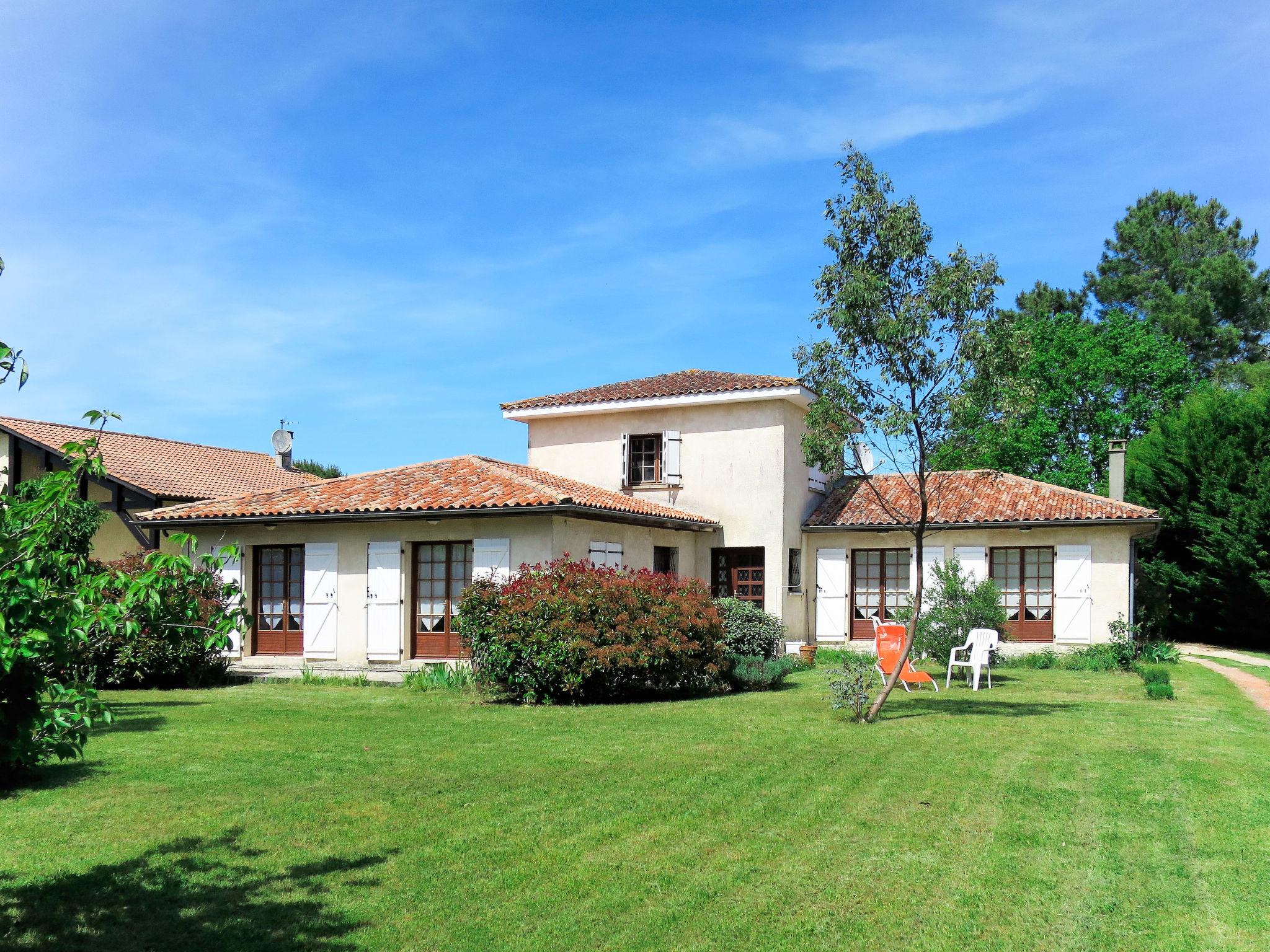 Photo 27 - Maison de 2 chambres à Gaillan-en-Médoc avec piscine privée et jardin