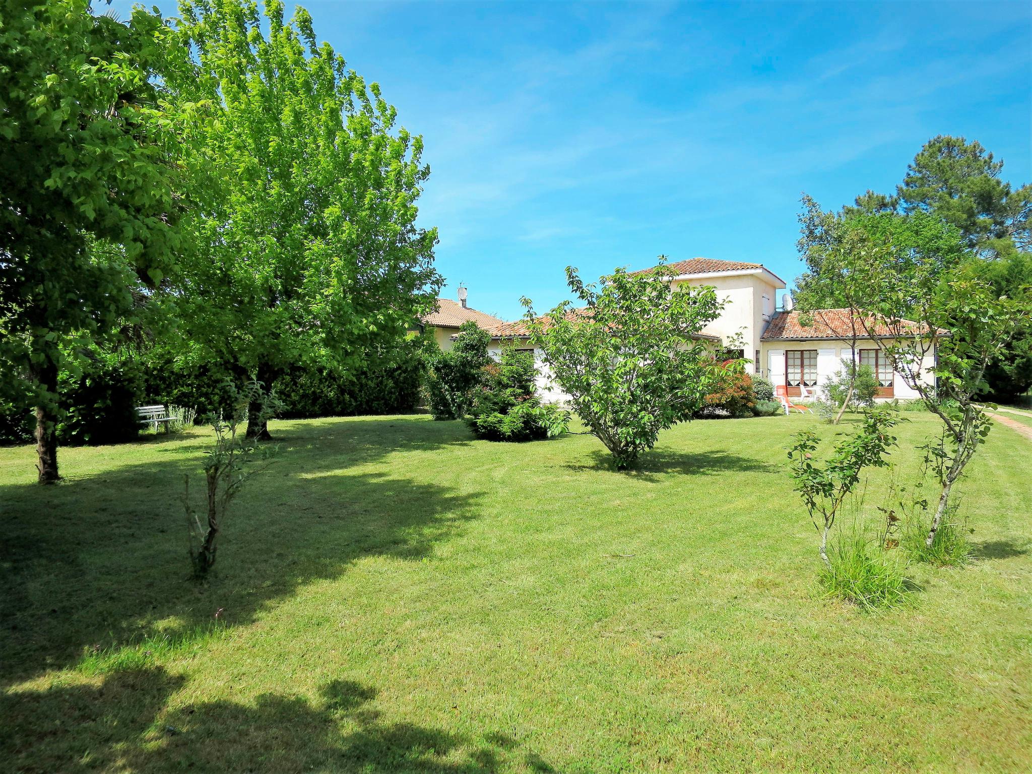 Photo 20 - Maison de 2 chambres à Gaillan-en-Médoc avec piscine privée et jardin