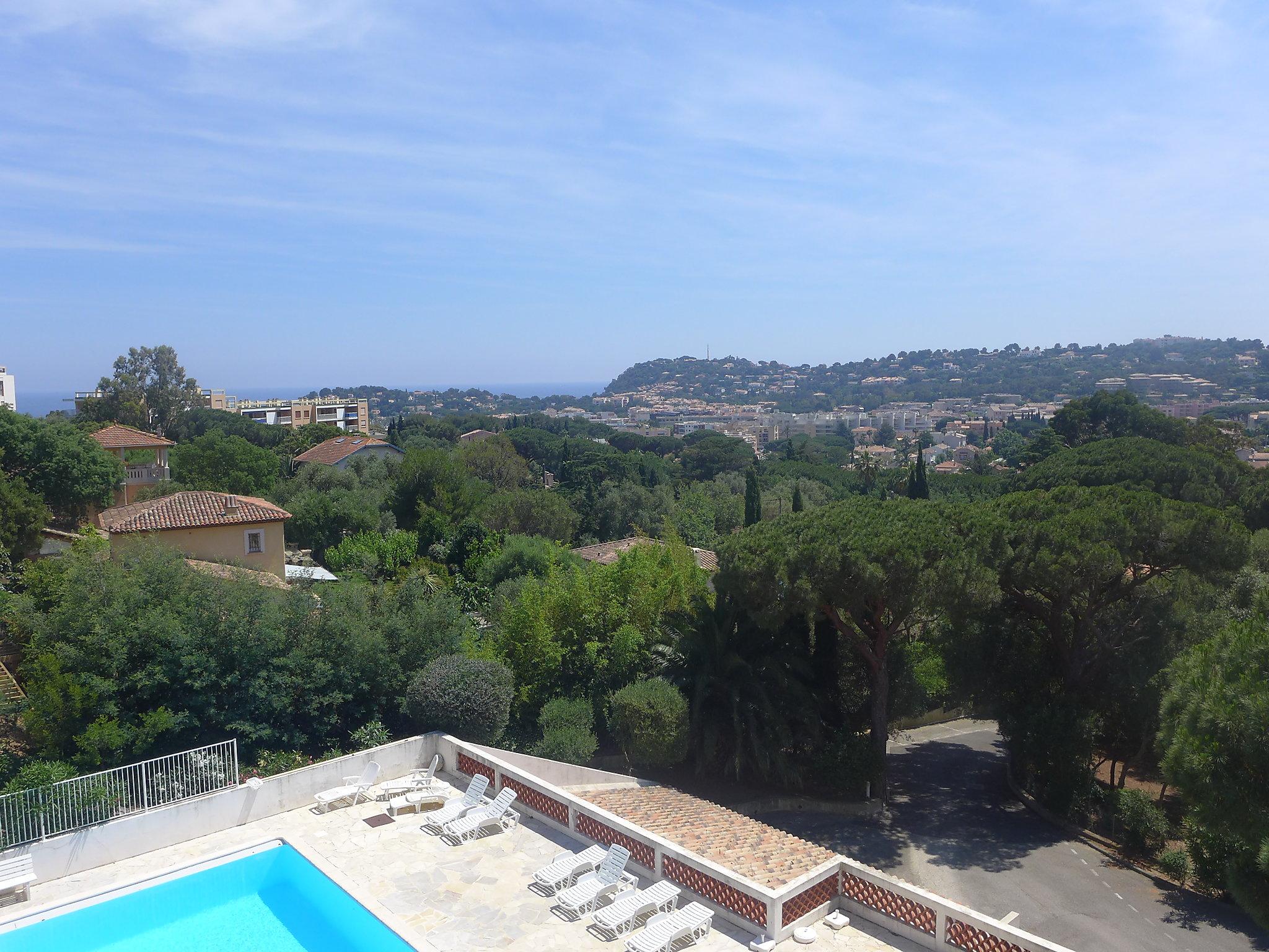 Foto 18 - Apartamento de 1 habitación en Cavalaire-sur-Mer con piscina y vistas al mar