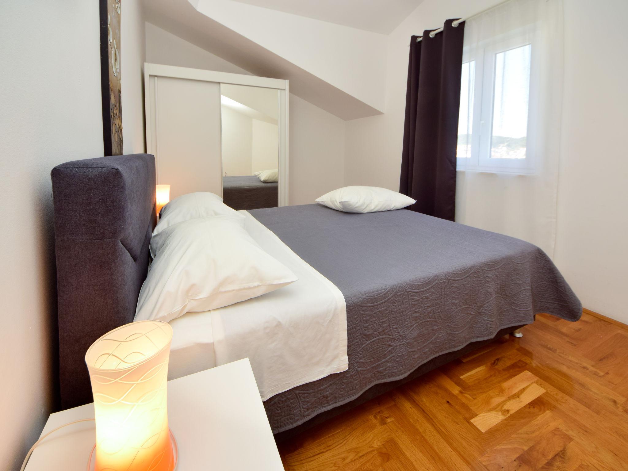 Foto 10 - Appartamento con 2 camere da letto a Trogir con piscina e vista mare