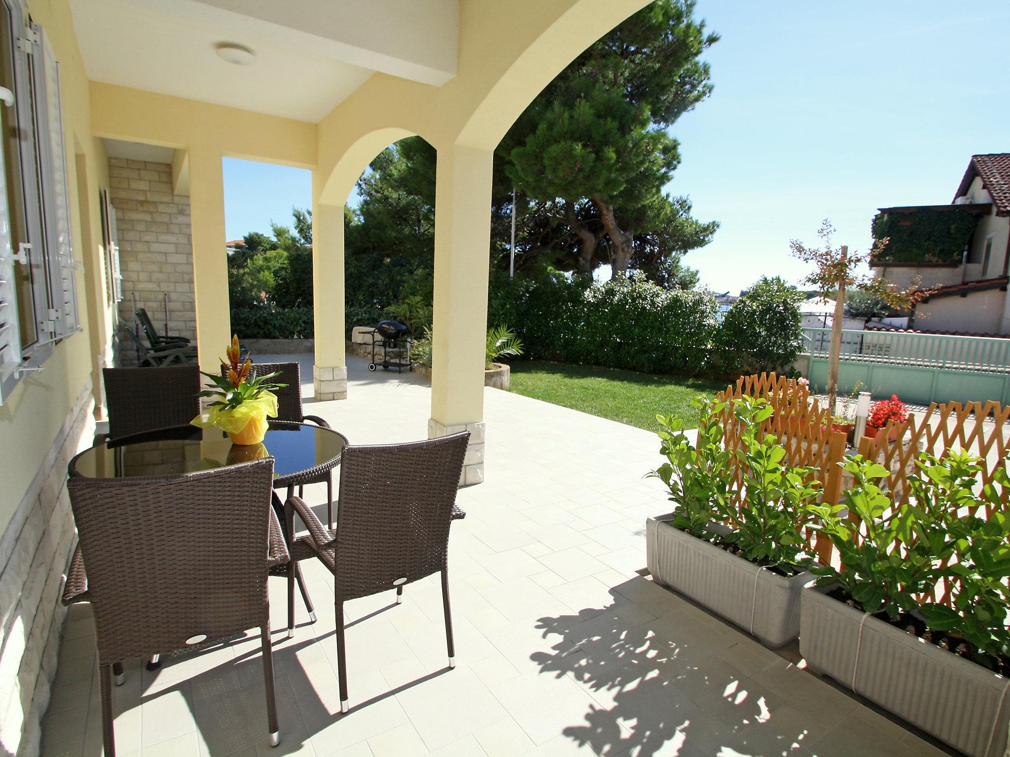 Foto 2 - Apartamento de 2 habitaciones en Sibenik con terraza y vistas al mar