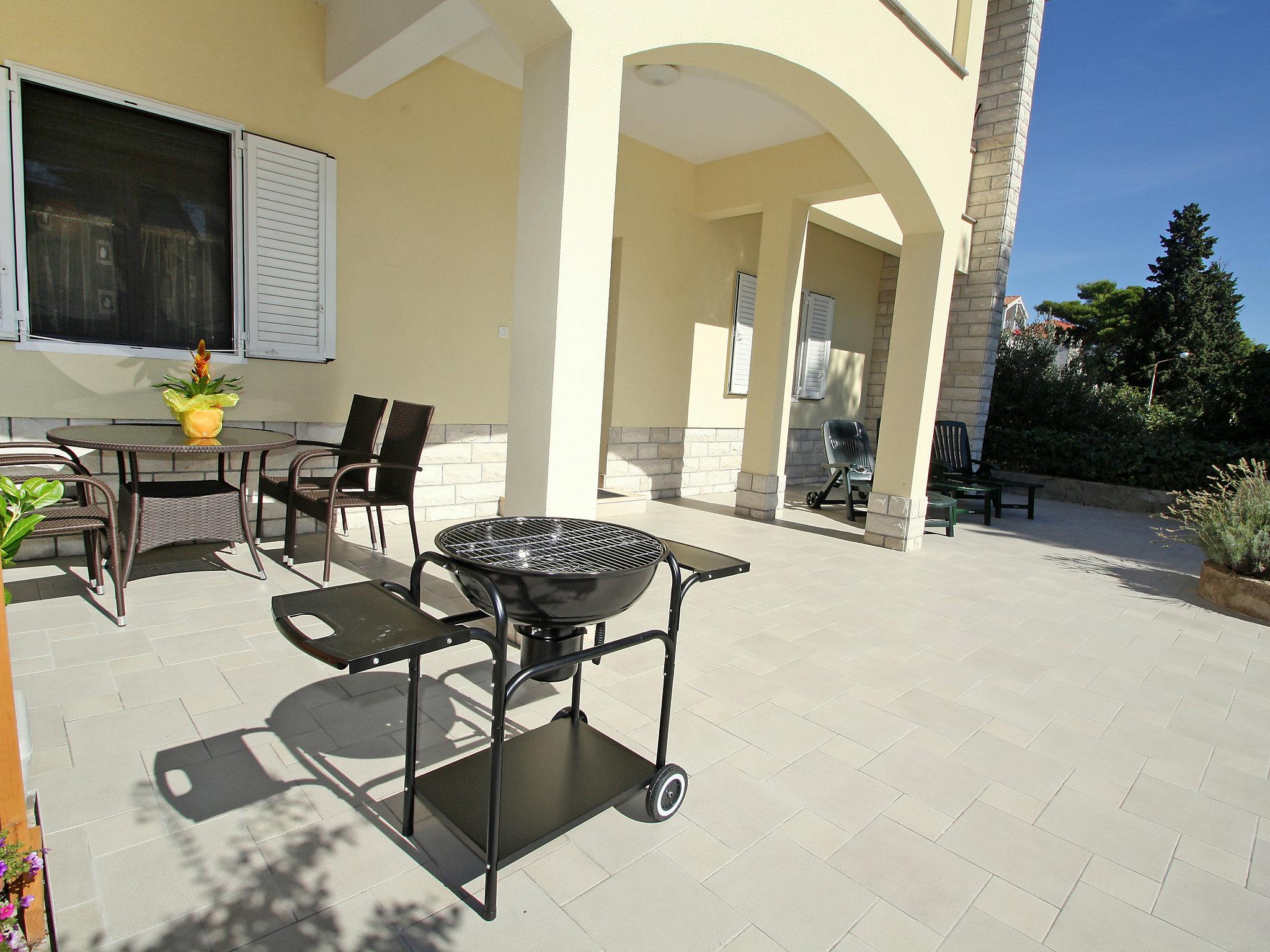 Foto 6 - Apartamento de 2 quartos em Sibenik com jardim e terraço