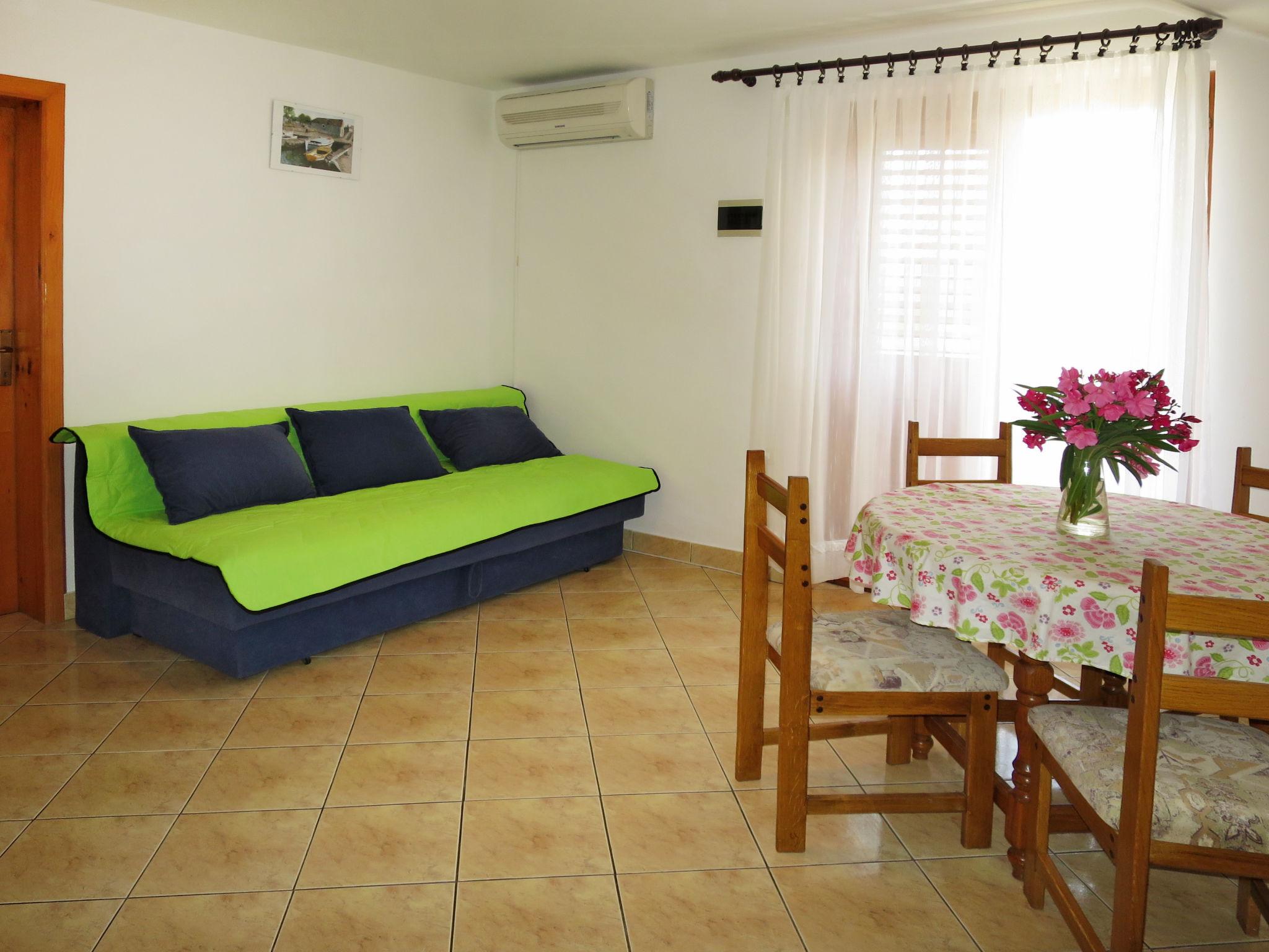 Foto 3 - Appartamento con 2 camere da letto a Tisno con vista mare