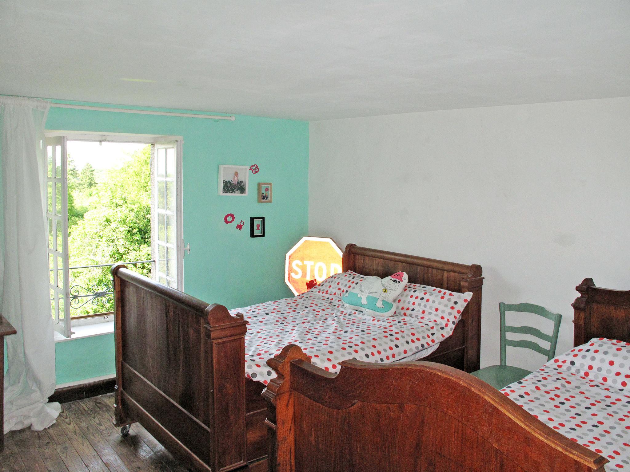 Photo 16 - 4 bedroom House in Saint-Sulpice-les-Feuilles with private pool and garden