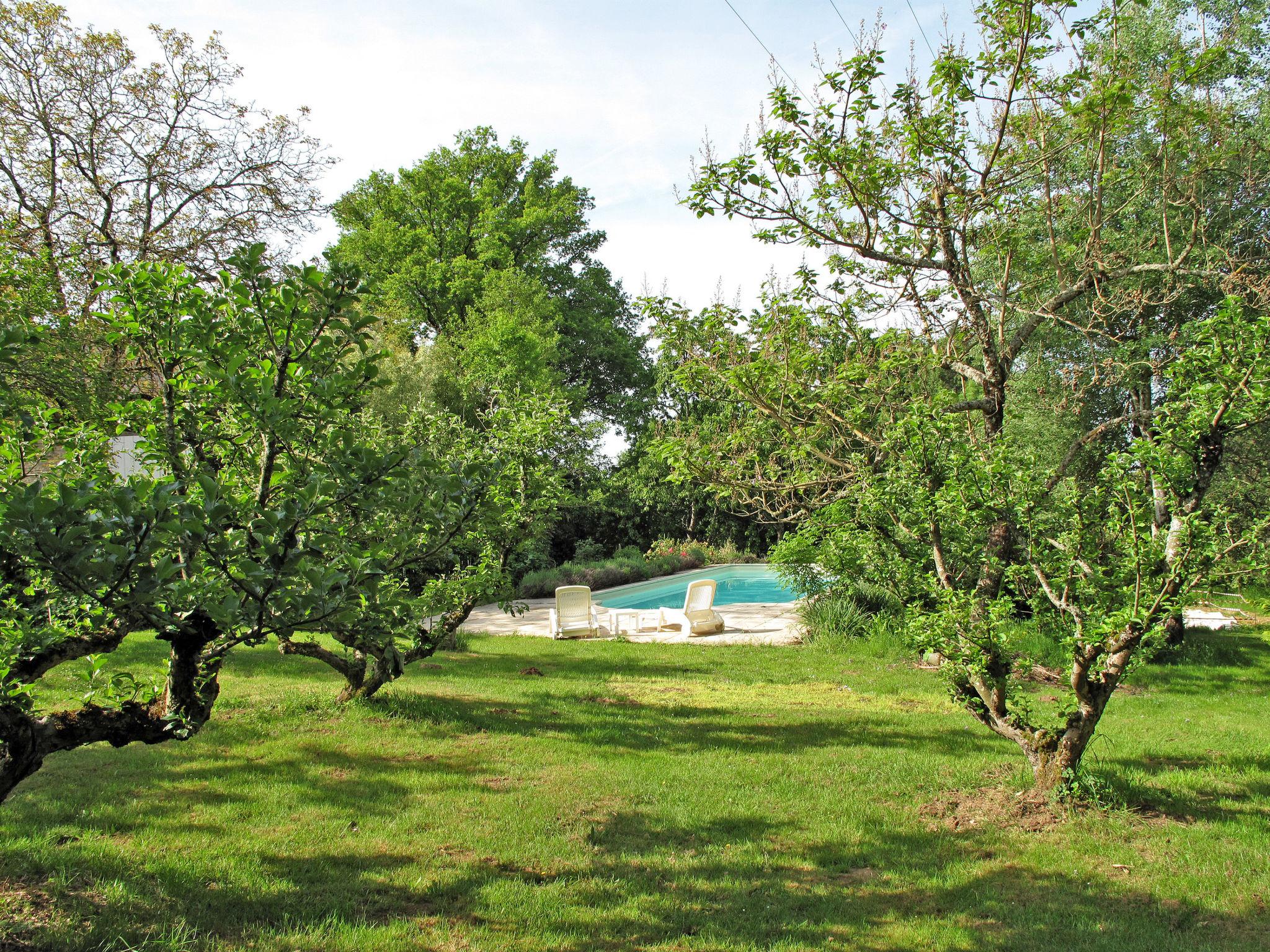 Foto 3 - Haus mit 4 Schlafzimmern in Saint-Sulpice-les-Feuilles mit privater pool und garten