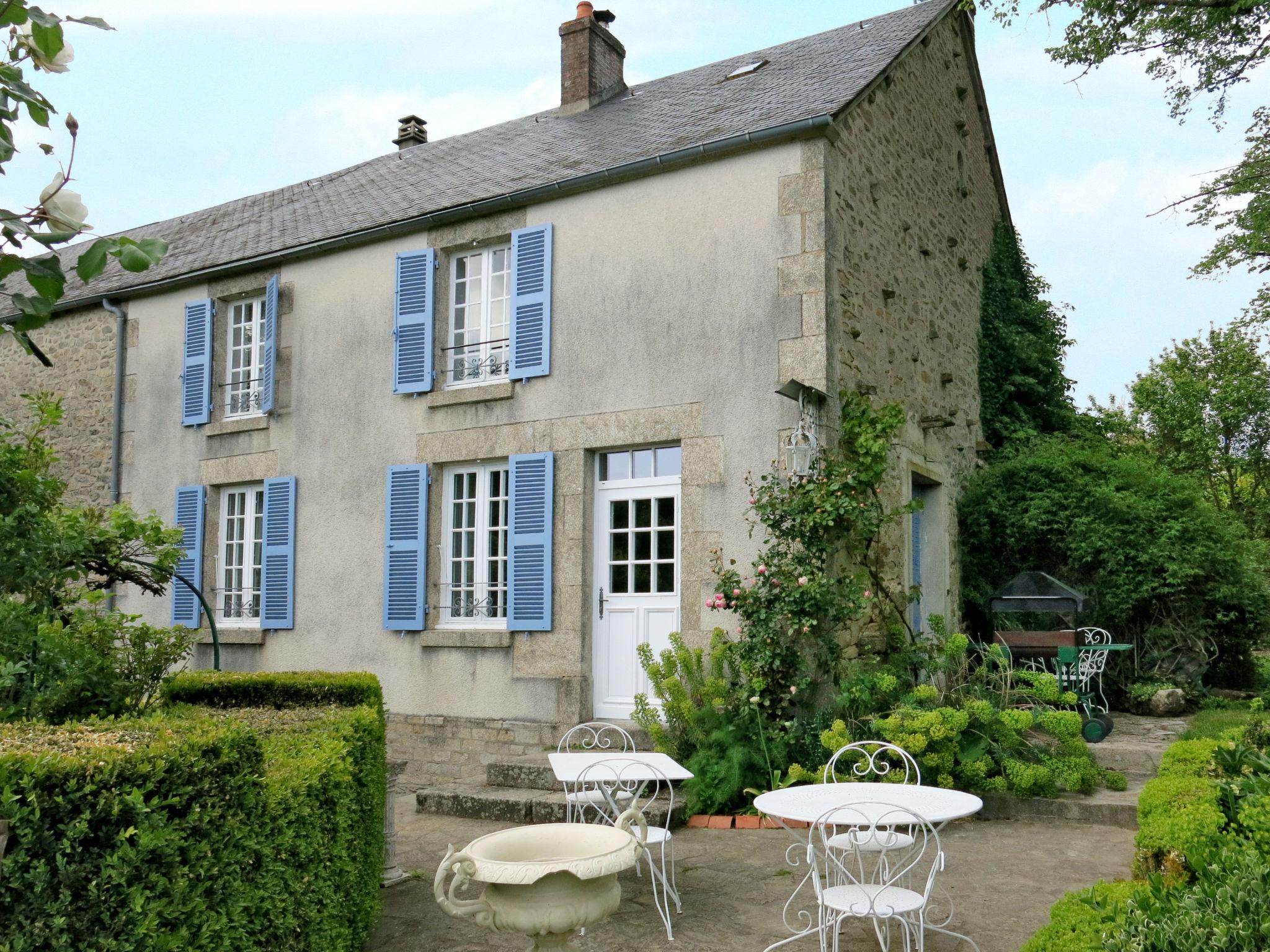 Foto 7 - Haus mit 4 Schlafzimmern in Saint-Sulpice-les-Feuilles mit privater pool und garten