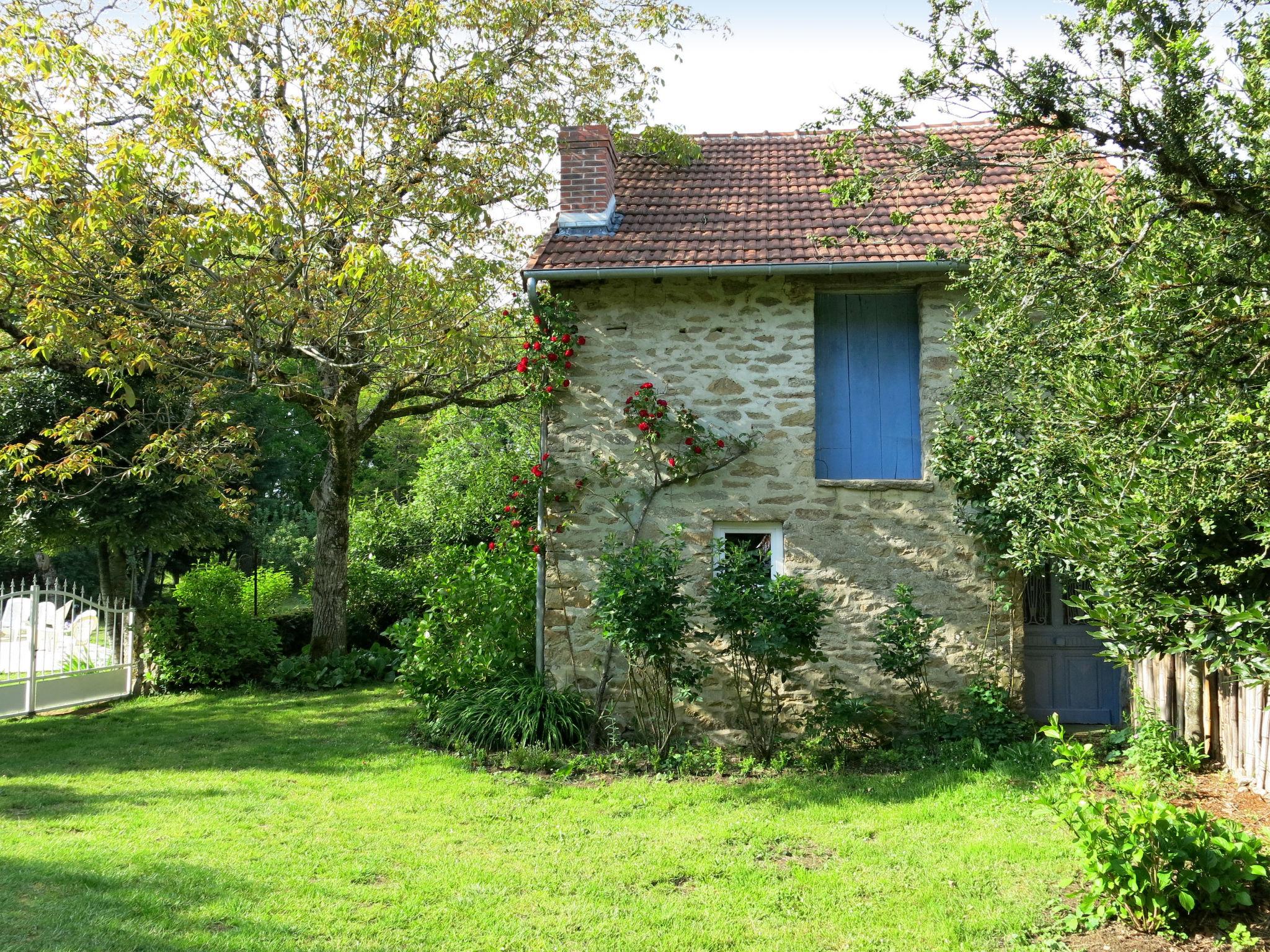 Photo 24 - 4 bedroom House in Saint-Sulpice-les-Feuilles with private pool and garden