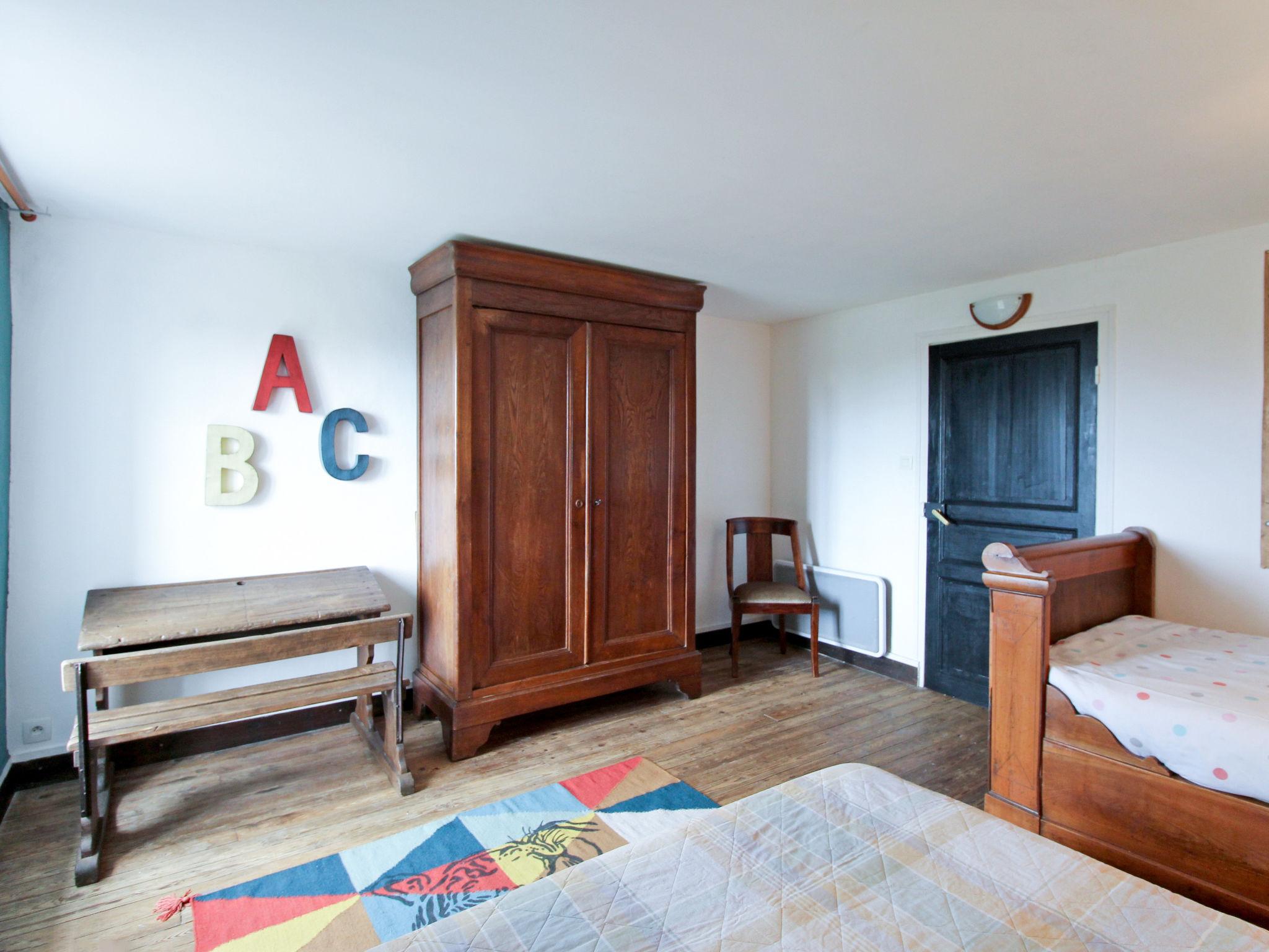 Foto 15 - Haus mit 4 Schlafzimmern in Saint-Sulpice-les-Feuilles mit privater pool und garten